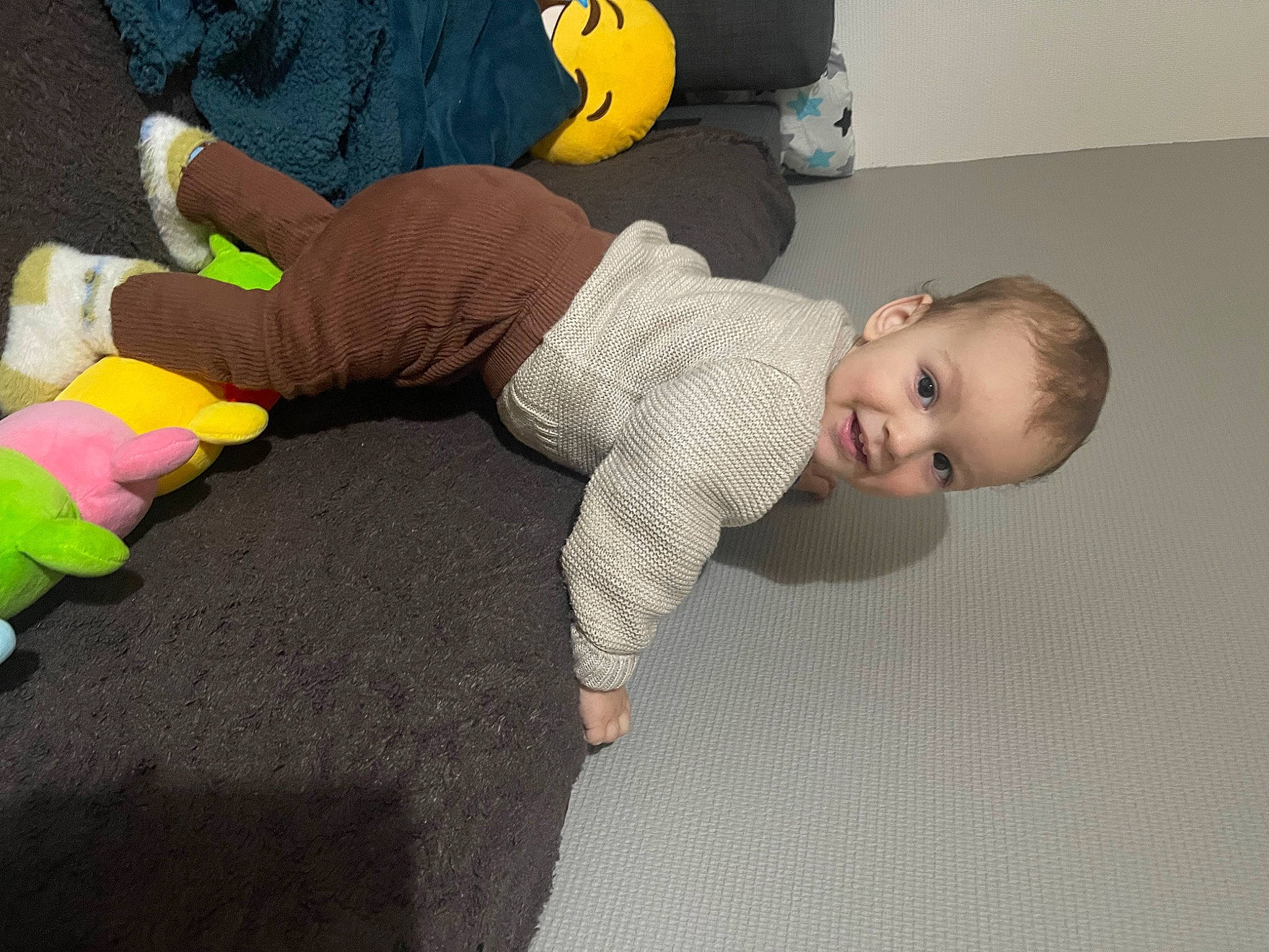 Adrian participe au concours pour gagner de l'argent avec cette photo : baby, baby_toddler_clothing, child, comfort, floor, flooring, foot, fun, grass, hardwood, knee, mammal, person, play, room, sitting, stuffed_toy, toddler, toy, vertebrate