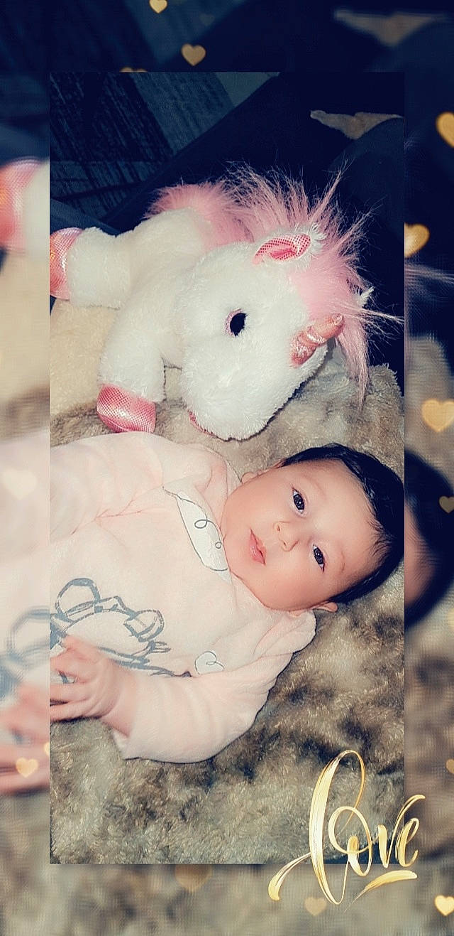 Maïna participe au concours pour gagner de l'argent avec cette photo : baby, baby_toddler_clothing, cheek, doll, ear, eye, happy, head, headgear, iris, lip, mouth, nose, person, pink, skin, smile, stuffed_toy, teddy_bear, toddler