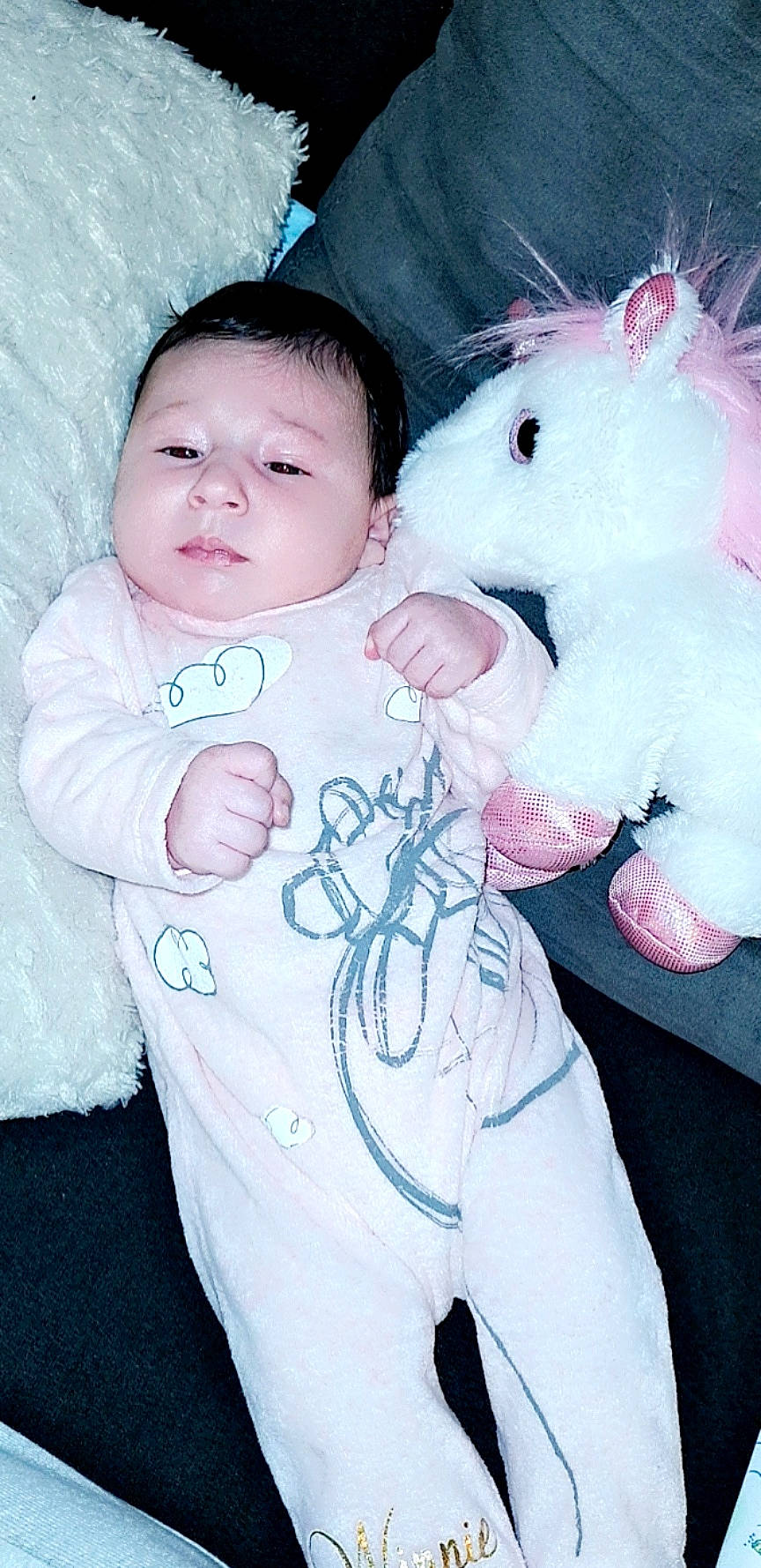 Maïna a rejoint le concours — aidez-le/la à gagner de superbes lots ! baby, baby_toddler_clothing, cheek, dress, eye, face, finger, hand, happy, human_body, iris, lip, mammal, nose, person, pink, skin, sleeve, toddler, toy