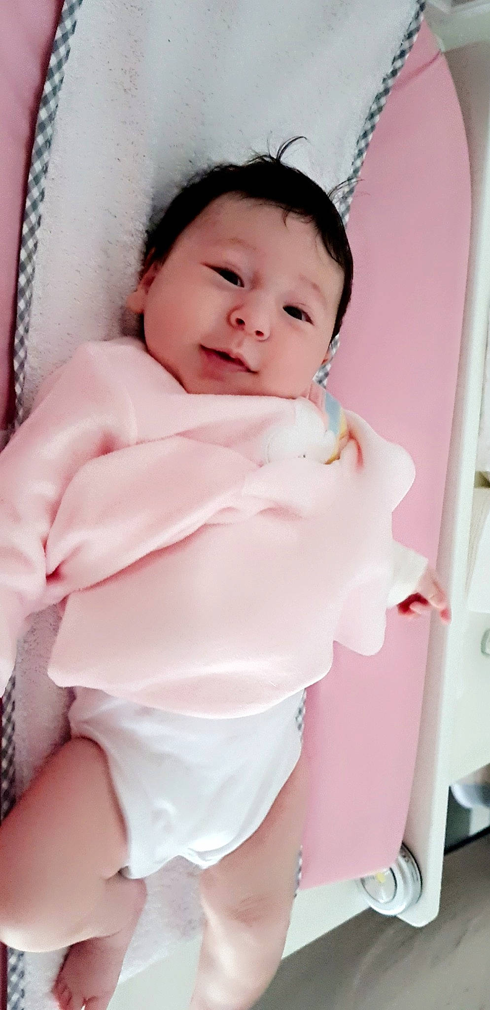 Maïna a rejoint le concours — aidez-le/la à gagner de superbes lots ! baby, baby_products, baby_toddler_clothing, beauty, cheek, child, collar, comfort, happy, linens, lip, neck, pattern, person, pink, room, sitting, skin, sleeve, smile