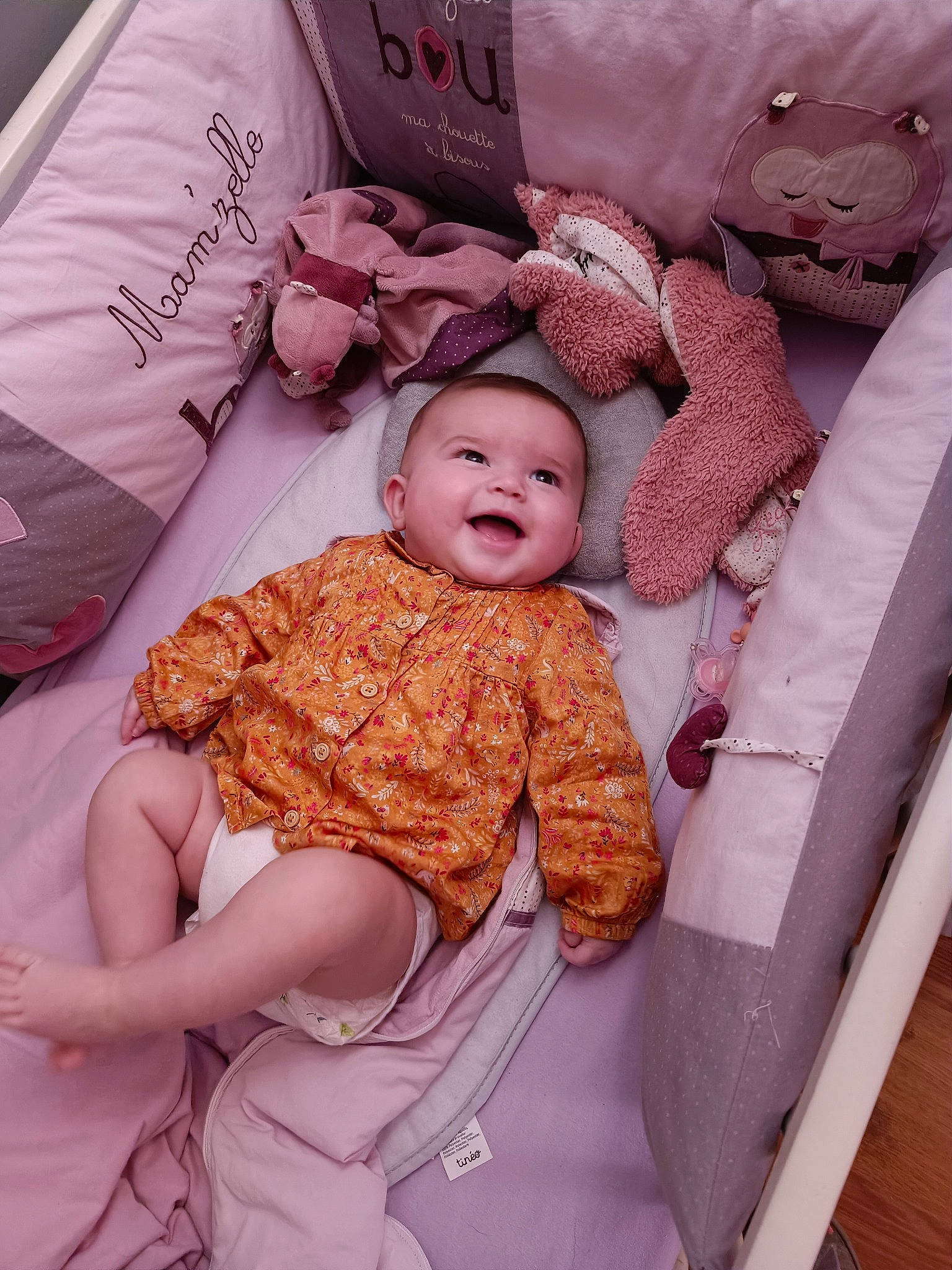 Aria a rejoint le concours — aidez-le/la à gagner de superbes lots ! baby, baby_products, baby_toddler_clothing, bedding, cheek, child, comfort, dress, happy, headwear, linens, magenta, pattern, peach, person, pink, purple, skin, sleeve, smile