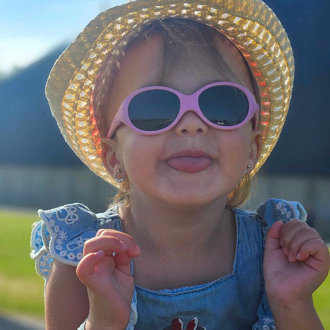 Magdaléna participe au concours pour gagner de l'argent avec cette photo : accessories, baby, bodypart, cap, clothing, face, finger, glasses, grass, hand, hat, head, outdoors, pants, person, photography, plant, portrait, sunglasses, sunhat