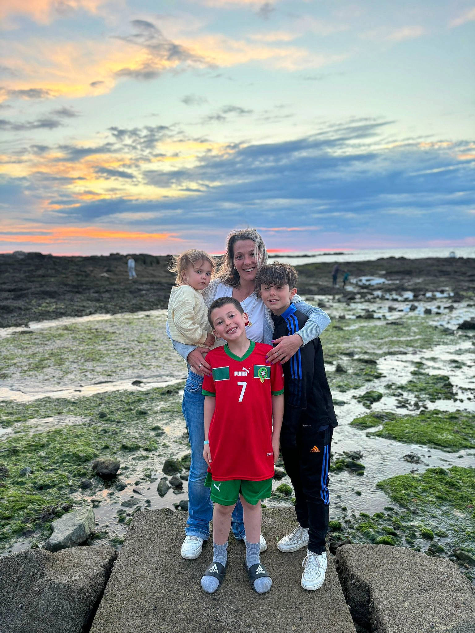 Magdaléna participe au concours pour gagner de l'argent avec cette photo : cloud, event, fun, grass, grassland, happy, highland, hill, horizon, joy, landscape, leisure, mountainous_landforms, people_in_nature, person, rock, sky, smile, standing, toddler