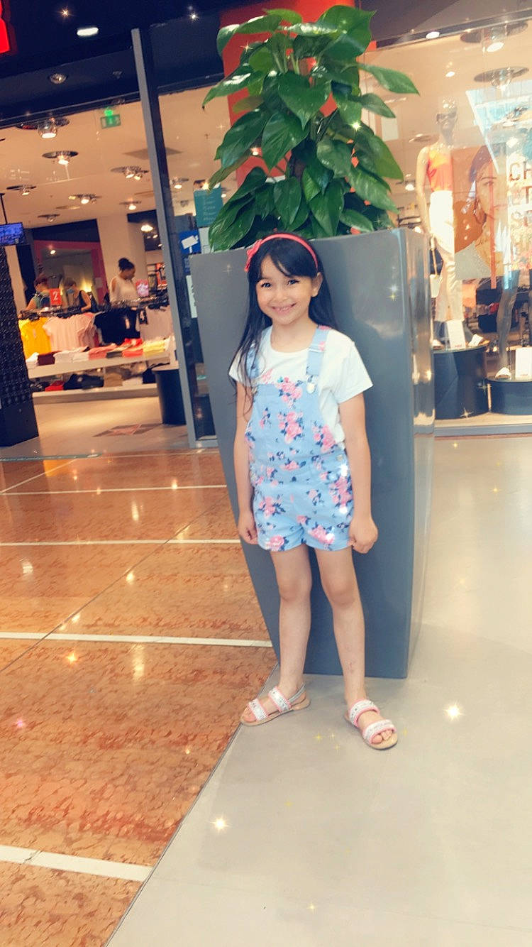 Mayssa participe au concours pour gagner de l'argent avec cette photo : calf, customer, floor, flooring, foot, joy, lobby, person, retail, sandal, shopping_mall, standing, street_fashion, sun_hat