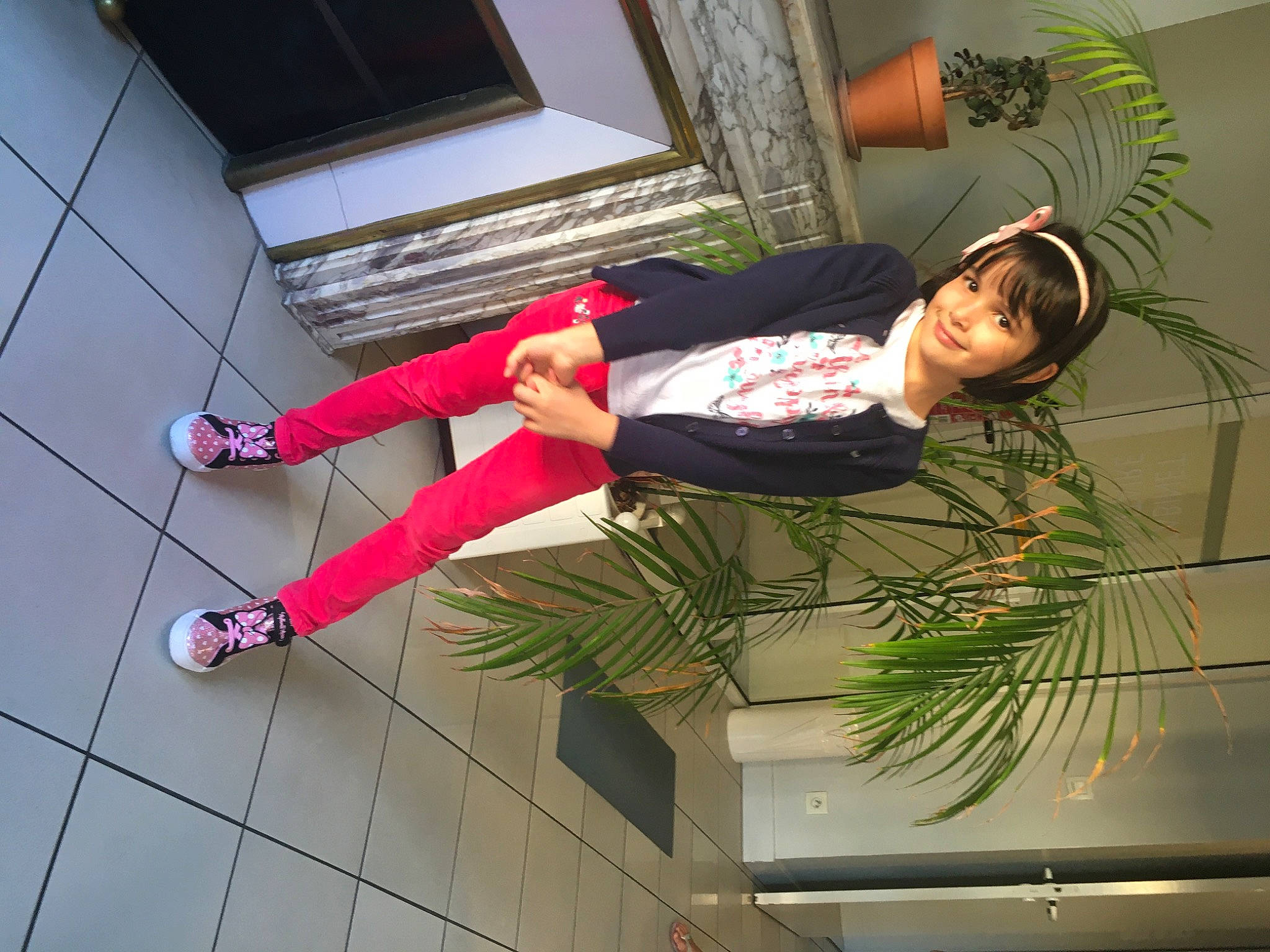 Mayssa participe au concours pour gagner de l'argent avec cette photo : boot, costume, display_device, home_appliance, human_leg, joy, output_device, person, shoe, square, tile, waist