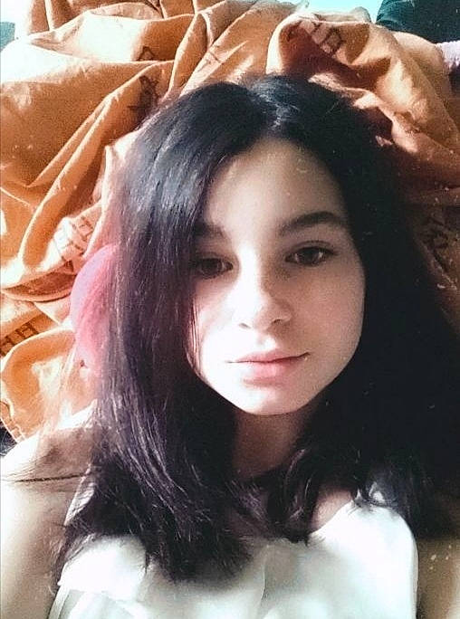 Maelys participe au concours pour gagner de l'argent avec cette photo : eyebrow, eyelash, fashion, flash_photography, forehead, hair, hairstyle, happy, iris, jaw, lip, mouth, neck, nose, organ, person, shoulder, skin, sunlight, textile