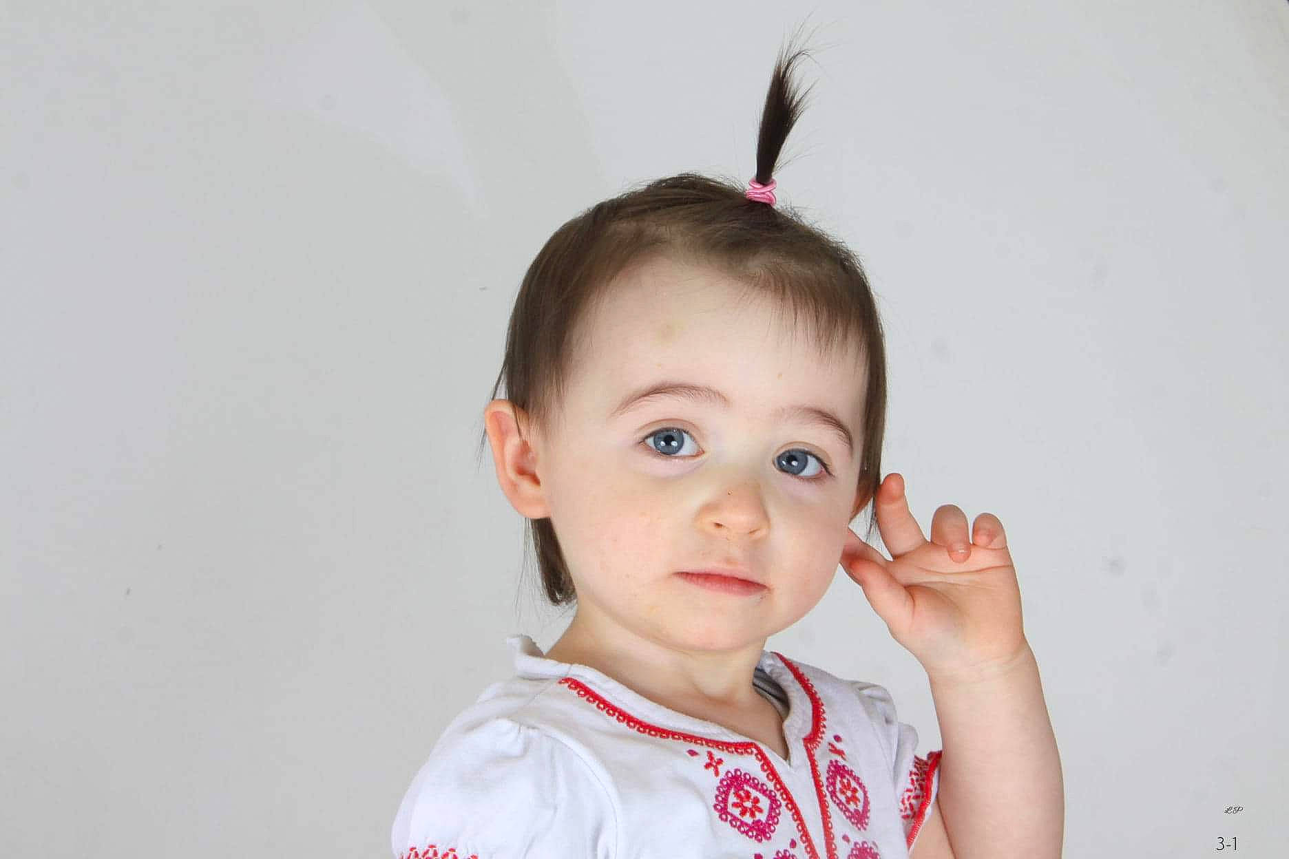 Louna participe au concours pour gagner de l'argent avec cette photo : baby_toddler_clothing, cheek, chin, ear, eyebrow, eyelash, face, flash_photography, forehead, gesture, happy, iris, jaw, joint, lip, neck, nose, person, shoulder, skin