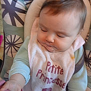 Joy a rejoint le concours — aidez-le/la à gagner de superbes lots ! baby, bib, drool, toy, hand, face, child, infant, clothing, cushion, pattern, seated, pink, purple, expression, closeup, indoor, person, young_child, soft_texture