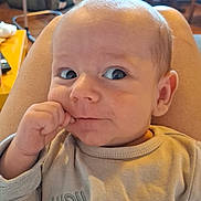 Siméo participe au concours pour gagner de l'argent avec cette photo : baby, infant, person, face, hand, clothing, sleeve, indoor, lap, curious, expression, skin, head, eyes, mouth, ear, sitting, cozy, casual, child