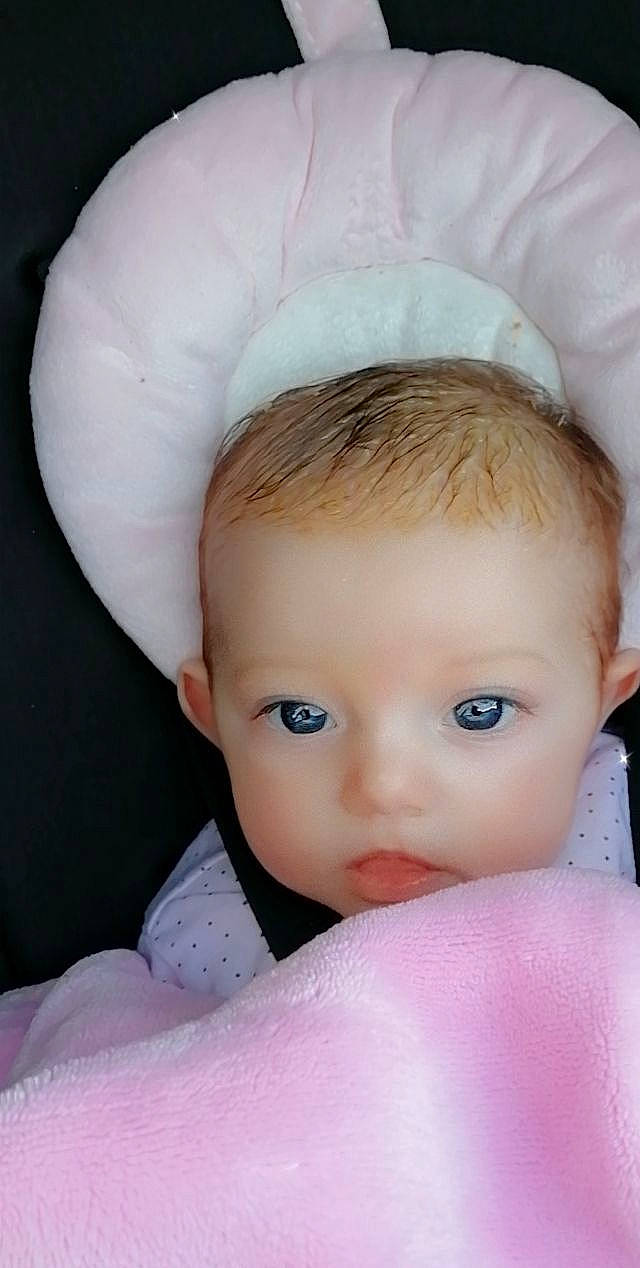 Lily-rose a rejoint le concours — aidez-le/la à gagner de superbes lots ! baby, baby_toddler_clothing, cheek, chin, comfort, eye, eyebrow, eyelash, flash_photography, gesture, iris, lip, mouth, neck, no_expression, nose, person, pink, skin, toddler