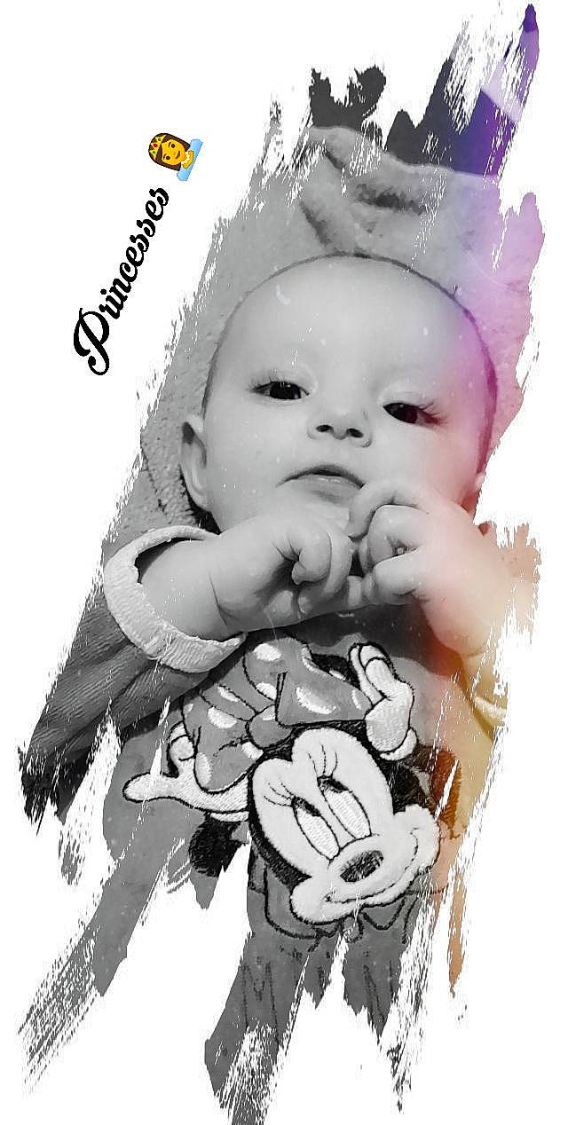 Lily-rose a rejoint le concours — aidez-le/la à gagner de superbes lots ! art, baby, baby_toddler_clothing, child, costume_hat, eyelash, fashion_accessory, fictional_character, font, gesture, graphics, happy, illustration, monochrome_photography, pattern, person, petal, photo_caption, stock_photography, toddler