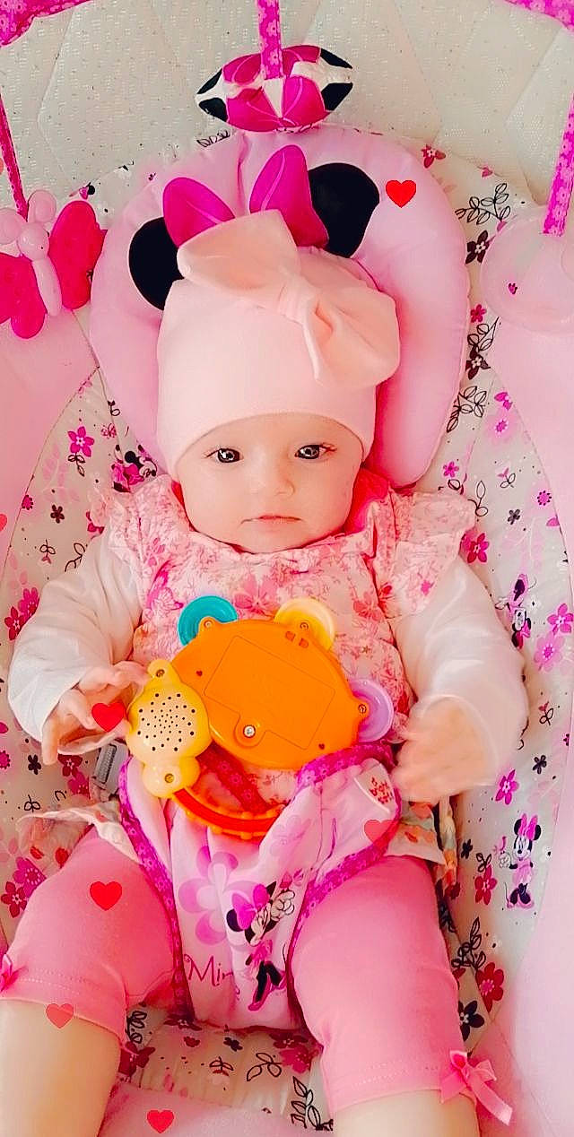 Lily-rose a rejoint le concours — aidez-le/la à gagner de superbes lots ! baby, baby_products, baby_toddler_clothing, cap, cheek, child, fashion_accessory, font, happy, headgear, headwear, magenta, party_supply, pattern, peach, person, pink, skin, sleeve, t_shirt