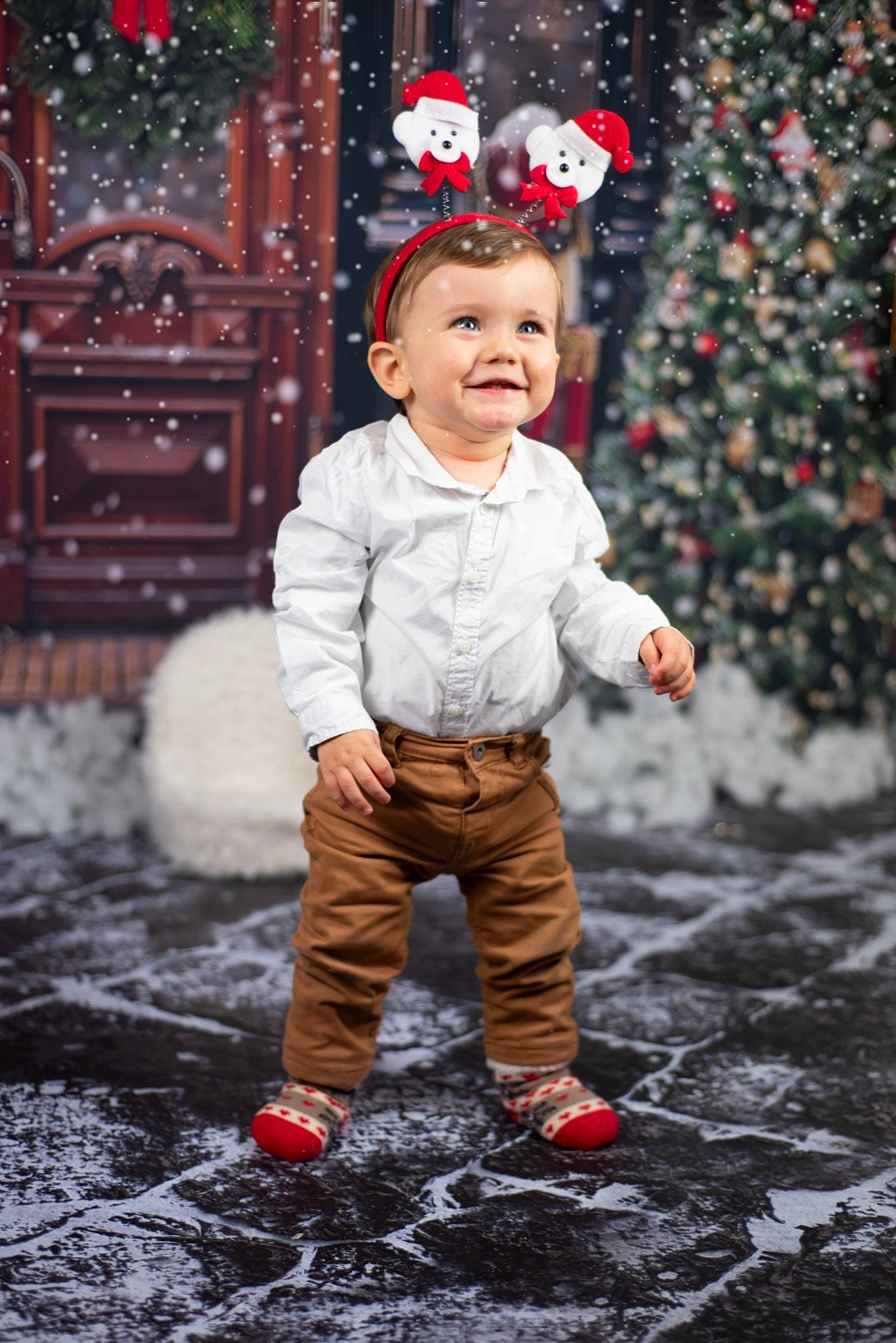 Logaan a rejoint le concours — aidez-le/la à gagner de superbes lots ! baby, baby_toddler_clothing, christmas_decoration, facial_expression, flash_photography, freezing, fun, gesture, happy, head, joy, lighting, people, people_in_nature, person, photograph, red, smile, snapshot, standing