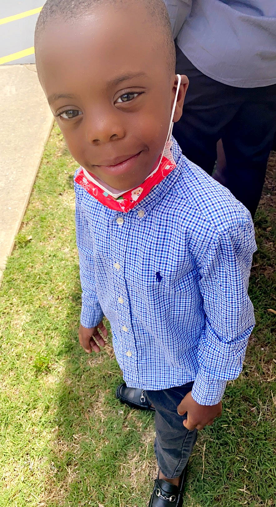 Kamydre is registered to the contest to win money with this photo: child, collar, dress_shirt, electric_blue, facial_expression, formal_wear, grass, hairstyle, happy, head, joy, lip, nose, pattern, person, plaid, sleeve, smile, soil, t_shirt