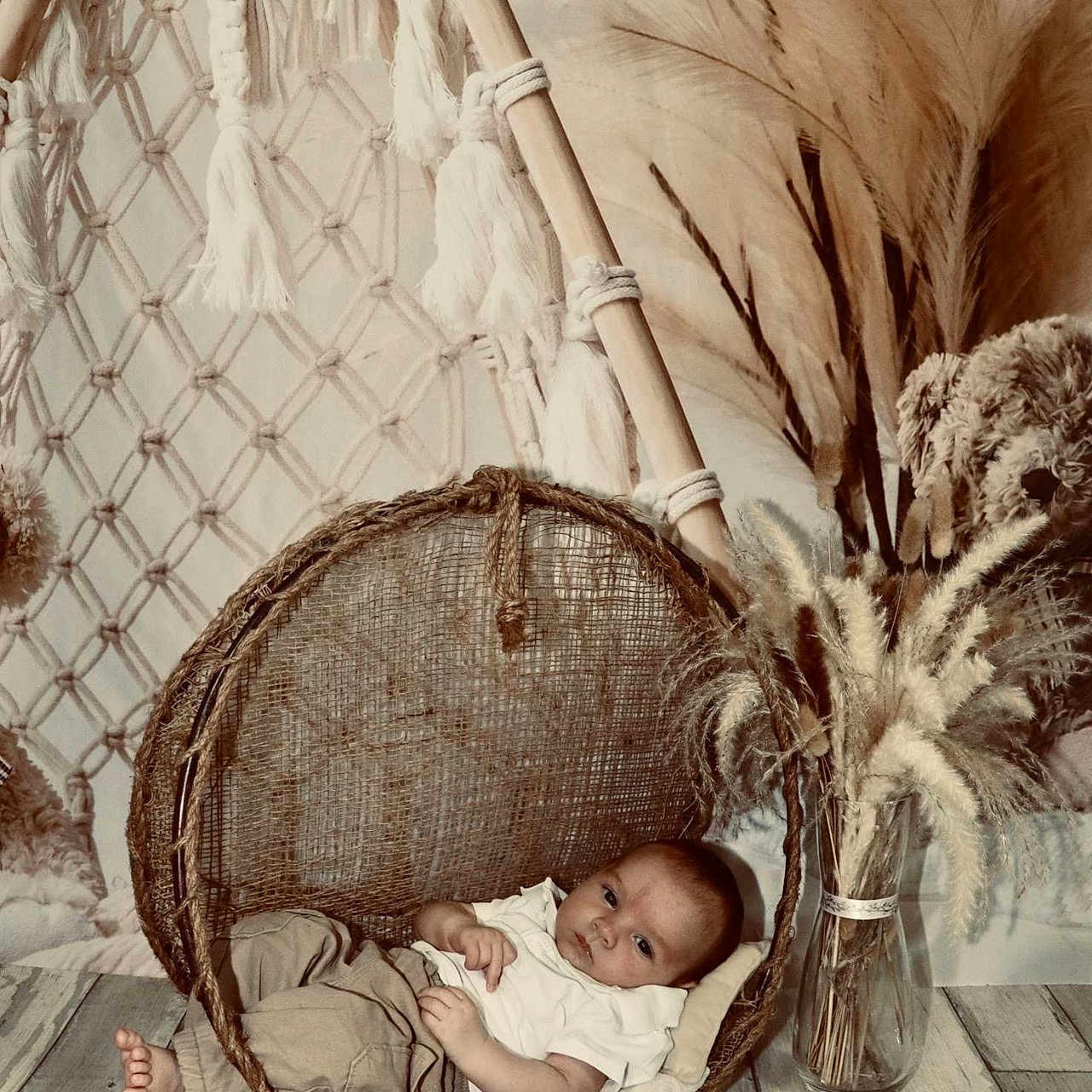 Eden Barbier participe au concours pour gagner de l'argent avec cette photo : baby, basket, boho_style, child, cozy, decor, floor, indoor, infant, macrame, natural_materials, neutral_colors, pampas_grass, portrait, relaxed, soft_lighting, toddler, vase, wooden_floor, woven