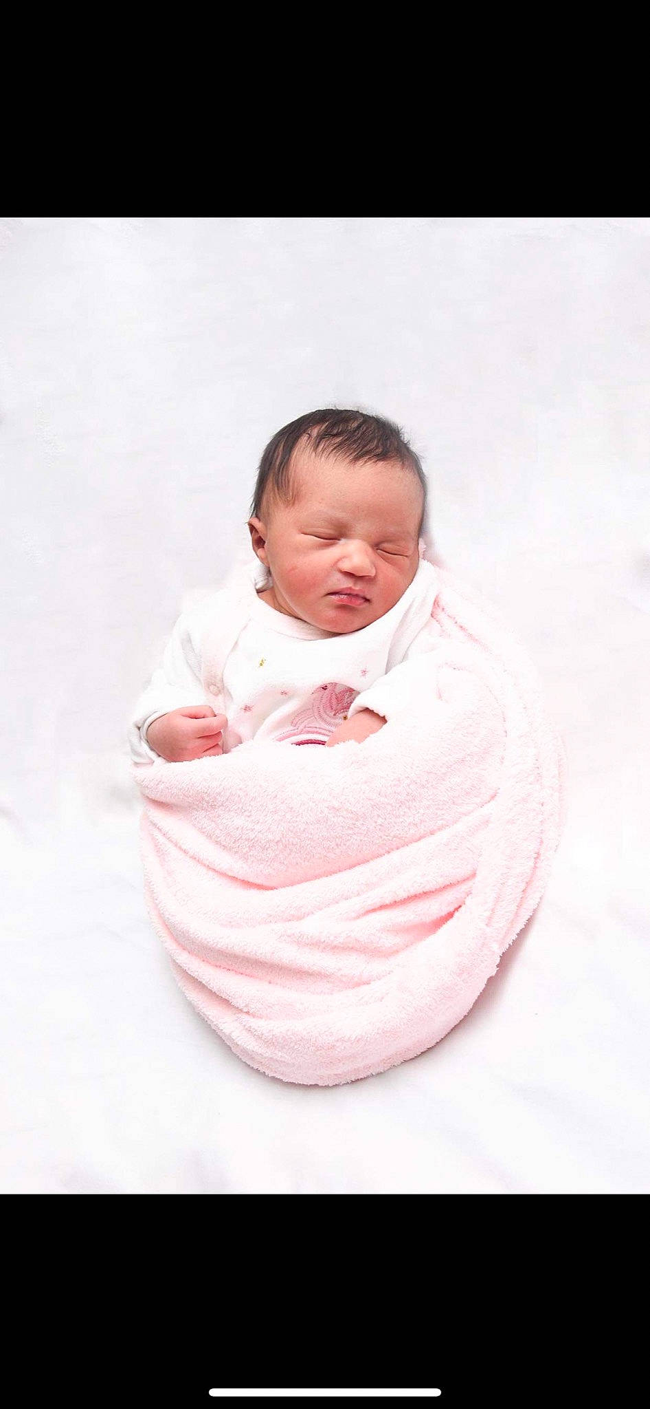 Raina participe au concours pour gagner de l'argent avec cette photo : art, baby, baby_products, baby_toddler_clothing, cheek, child, chin, comfort, event, face, gesture, happy, head, linens, outerwear, peach, person, sitting, skin, sleeve