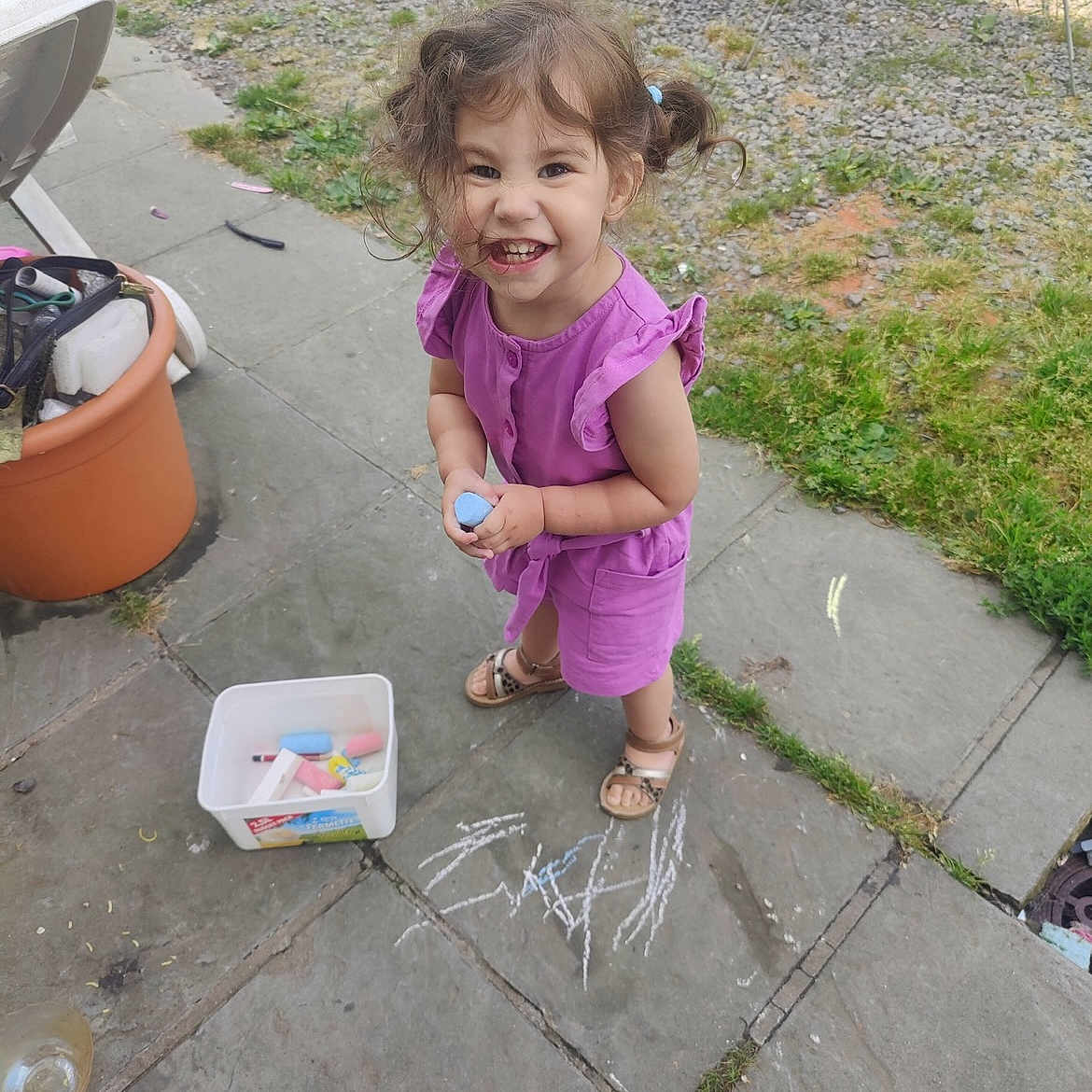 Lévana participe au concours pour gagner de l'argent avec cette photo : clothing, face, flagstone, grass, head, jar, path, person, photography, plant, planter, portrait, pottedplant, pottery, shorts, sidewalk, slate, summer, vase, walkway