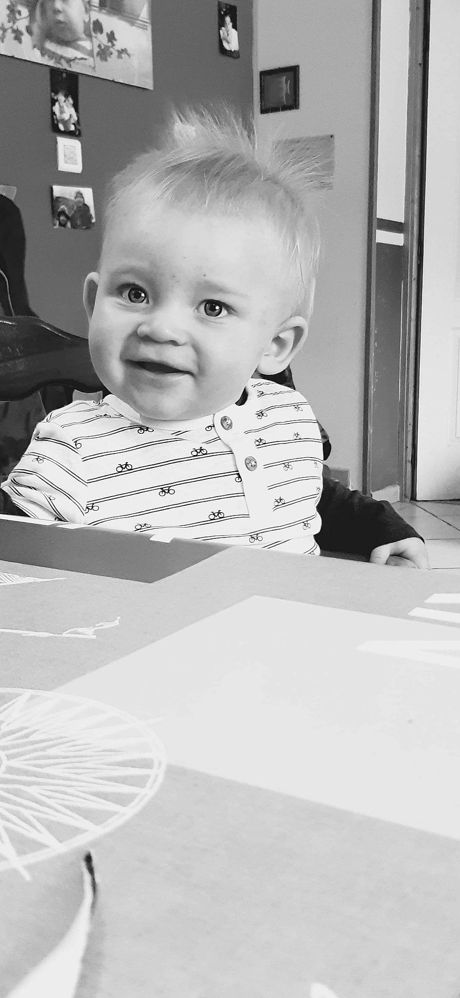 Alessio participe au concours pour gagner de l'argent avec cette photo : art, baby, baby_toddler_clothing, black, black_and_white, cheek, door, eyebrow, eyelash, happy, iris, monochrome, monochrome_photography, person, photograph, sleeve, smile, style, t_shirt, toddler