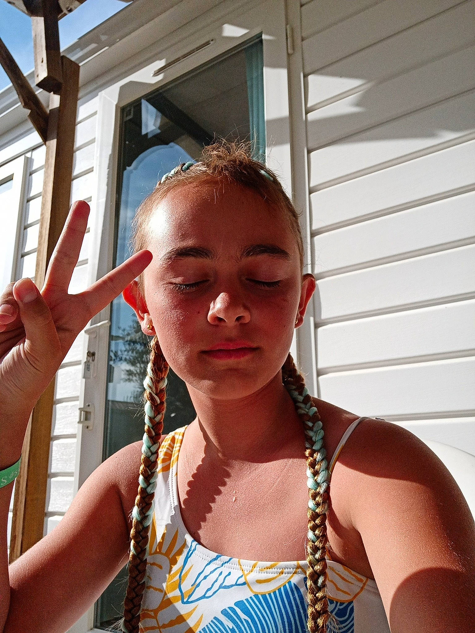 Laure participe au concours pour gagner de l'argent avec cette photo : abdomen, body_jewelry, chest, elbow, electric_blue, eyewear, fashion_accessory, fun, gesture, happy, jewellery, joint, leisure, neck, necklace, person, selfie, shoulder, trunk, window