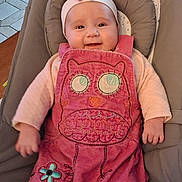 Kalyana a rejoint le concours — aidez-le/la à gagner de superbes lots ! baby, infant, smiling, headband, bow, pink_dress, owl_applique, bouncer_seat, cushion, indoor, tile_floor, table_edge, arm, hand, white_tights, portrait, cute, cozy, clothing, baby_seat