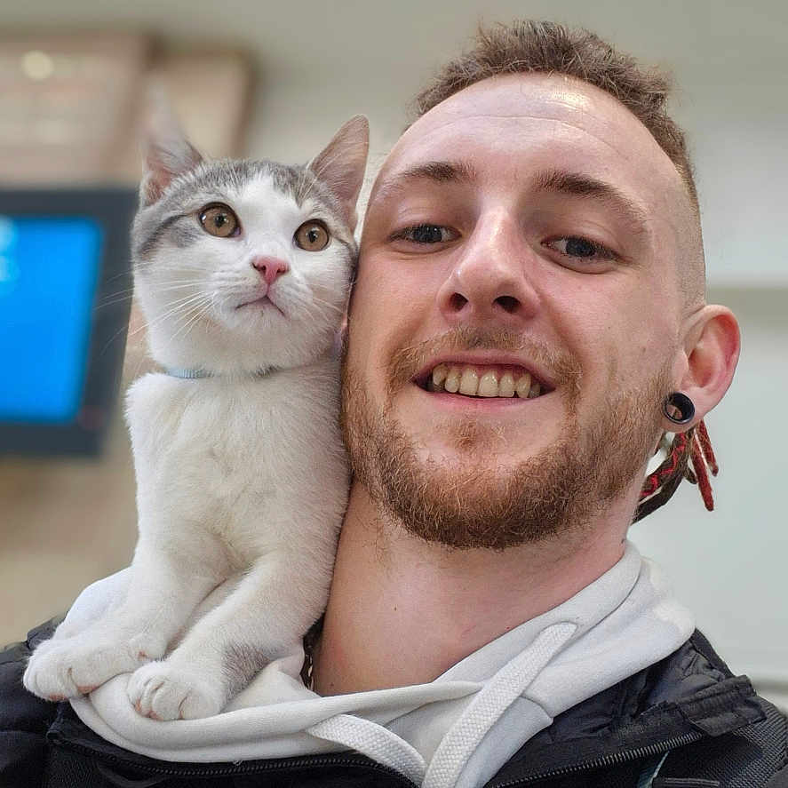 Solano a rejoint le concours — aidez-le/la à gagner de superbes lots ! accessories, adult, animal, cat, clothing, coat, computerhardware, face, glasses, happy, head, jacket, kitten, male, man, person, pet, photography, portrait, smile