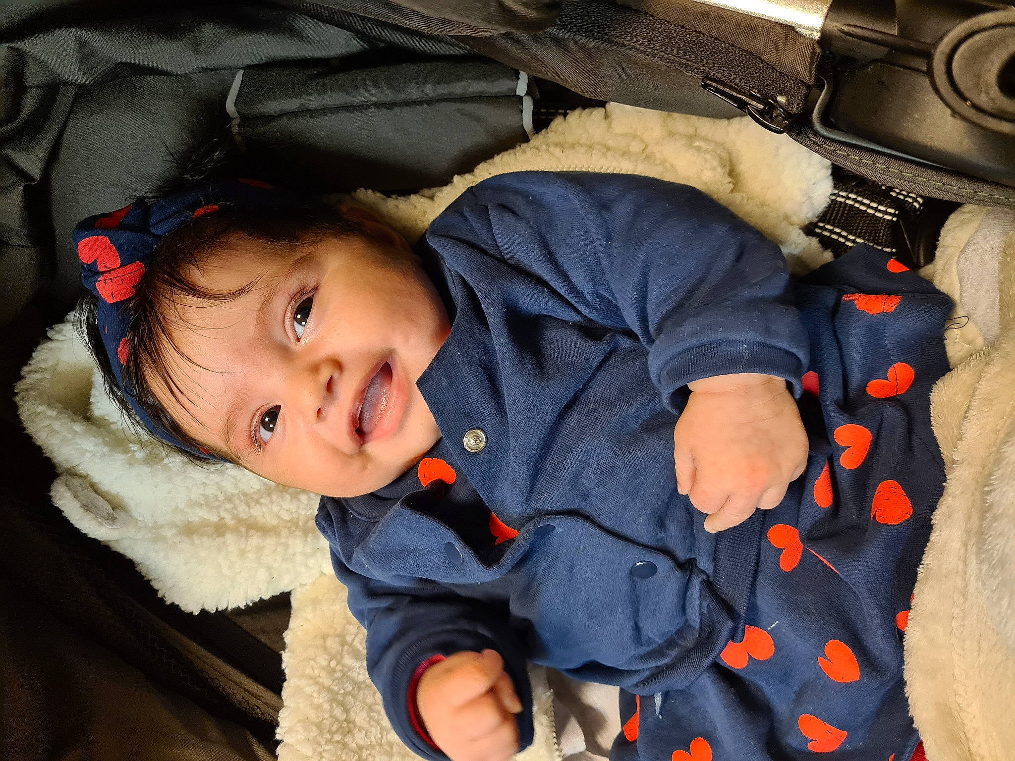 Léa participe au concours pour gagner de l'argent avec cette photo : baby, baby_products, baby_toddler_clothing, cheek, child, comfort, flash_photography, fun, happy, head, jacket, mouth, nose, people, person, sitting, skin, smile, toddler, tree