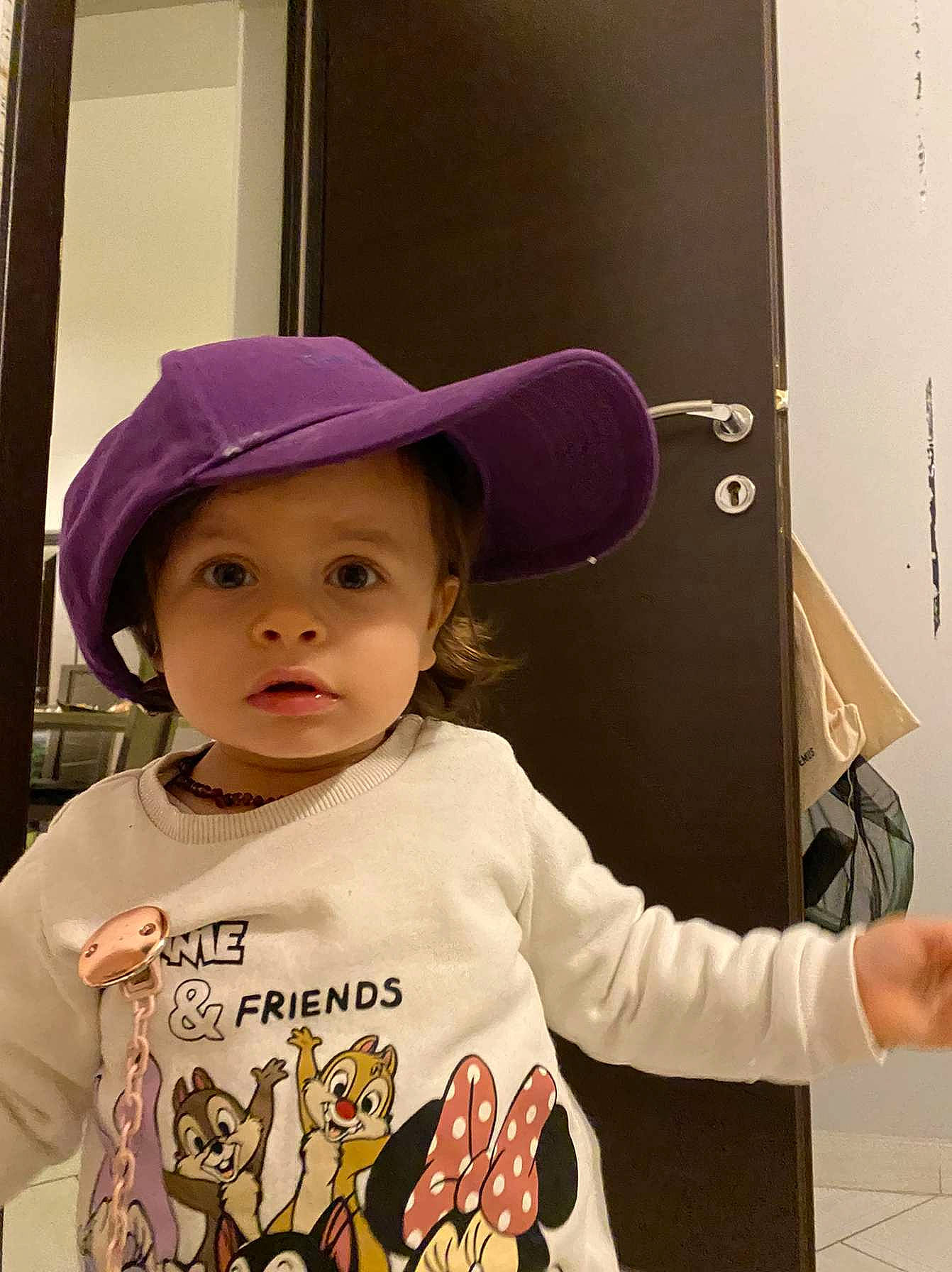 Lya participe au concours pour gagner de l'argent avec cette photo : baby, baby_toddler_clothing, cap, cheek, child, cool, eyelash, fashion_accessory, fun, gesture, happy, hat, headwear, magenta, person, pink, purple, sleeve, t_shirt, toddler