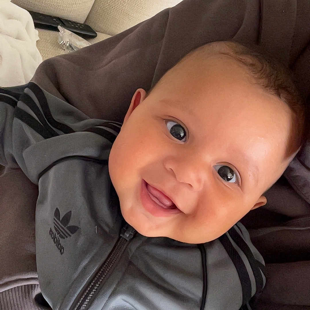 Idrys a rejoint le concours — aidez-le/la à gagner de superbes lots ! adorable, baby, child, closeup, clothing, couch, cute, eyes, fabric, face, hand, happy, holding, indoor, jacket, person, portrait, sitting, smile, young