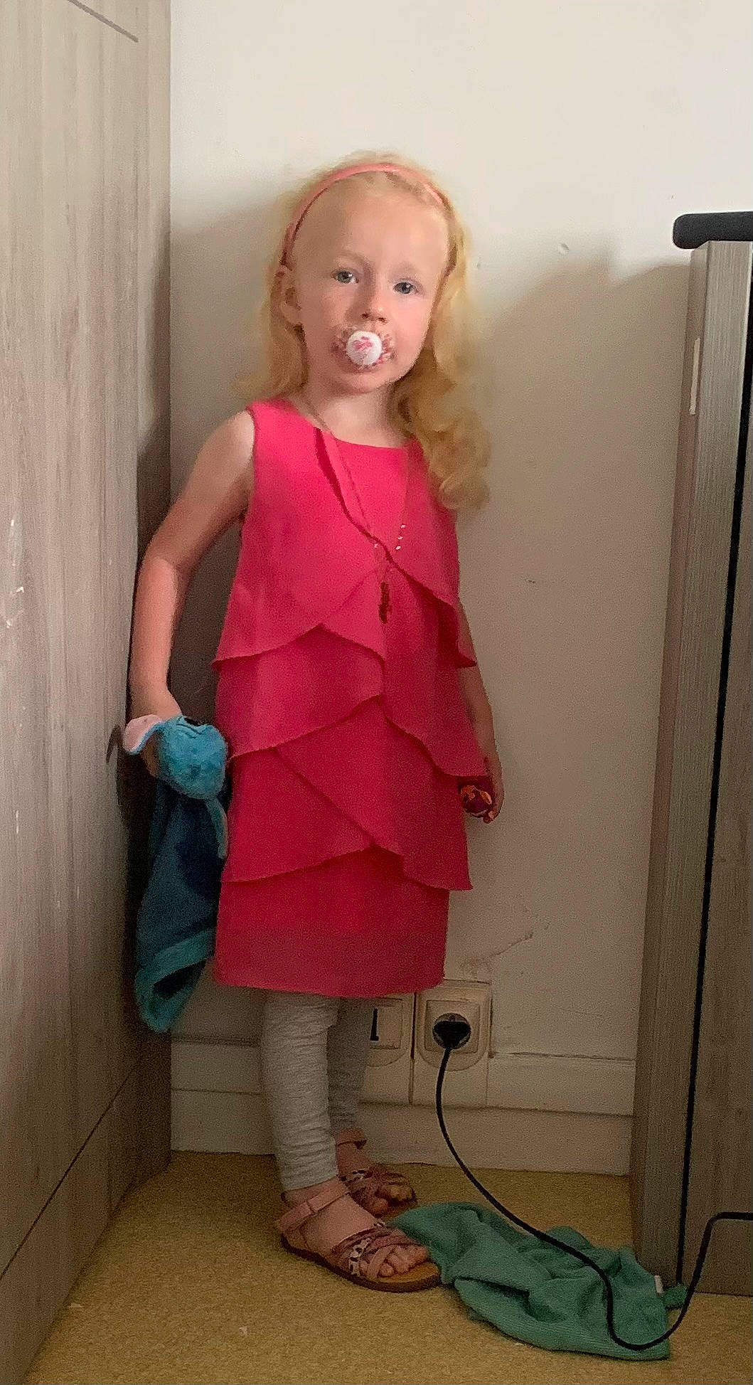 Lana a rejoint le concours — aidez-le/la à gagner de superbes lots ! arm, dress, elbow, fashion_design, hair, human_body, human_leg, joint, knee, long_hair, magenta, neck, one_piece_garment, person, pink, plumbing_fixture, shoulder, sleeve, smile, thigh