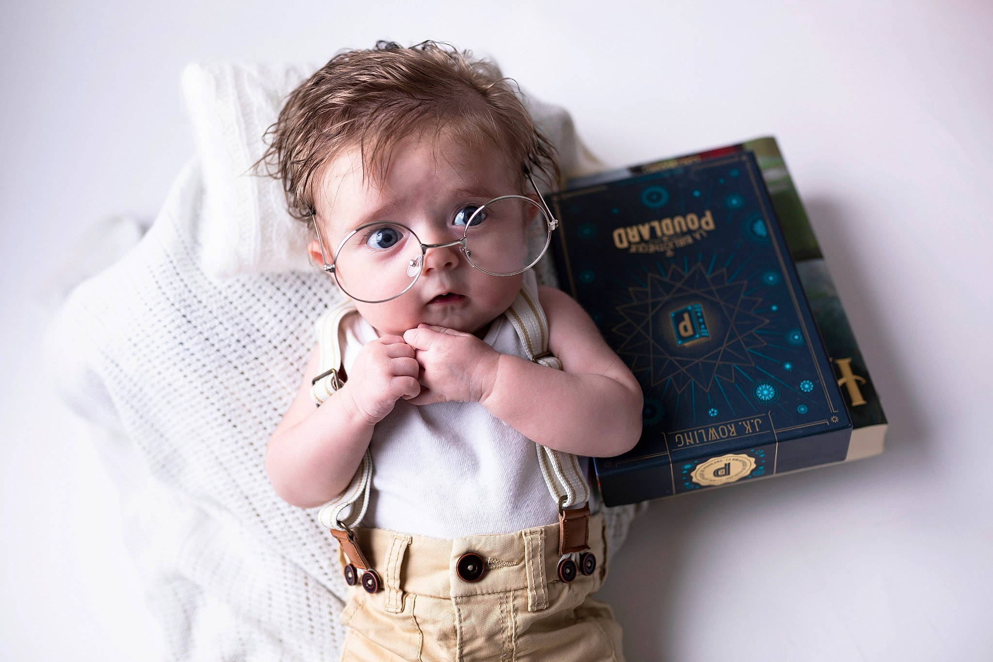 Rafael participe au concours pour gagner de l'argent avec cette photo : arm, baby, baby_toddler_clothing, book, collar, design, dress_shirt, eyelash, eyewear, fashion_accessory, flash_photography, gesture, glasses, happy, pattern, person, publication, sleeve, toddler, vision_care