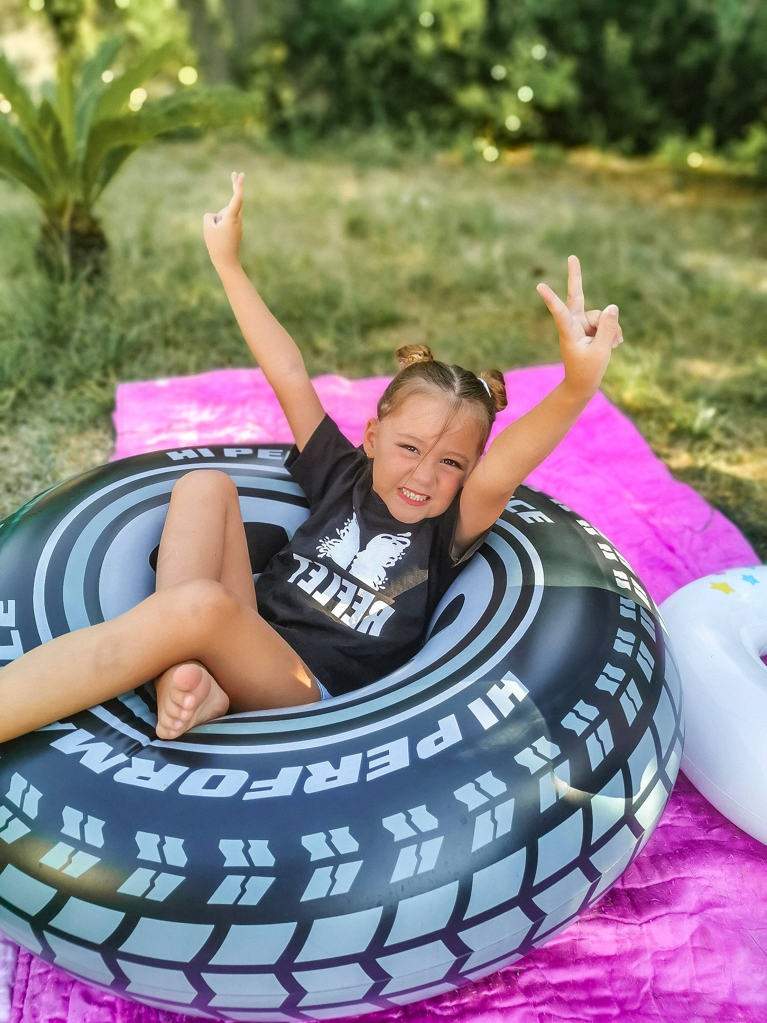 Mila a rejoint le concours — aidez-le/la à gagner de superbes lots ! auto_part, automotive_tire, automotive_wheel_system, fun, furniture, games, inflatable, leisure, person, pink, plant, recreation, tire, tubing, vacation