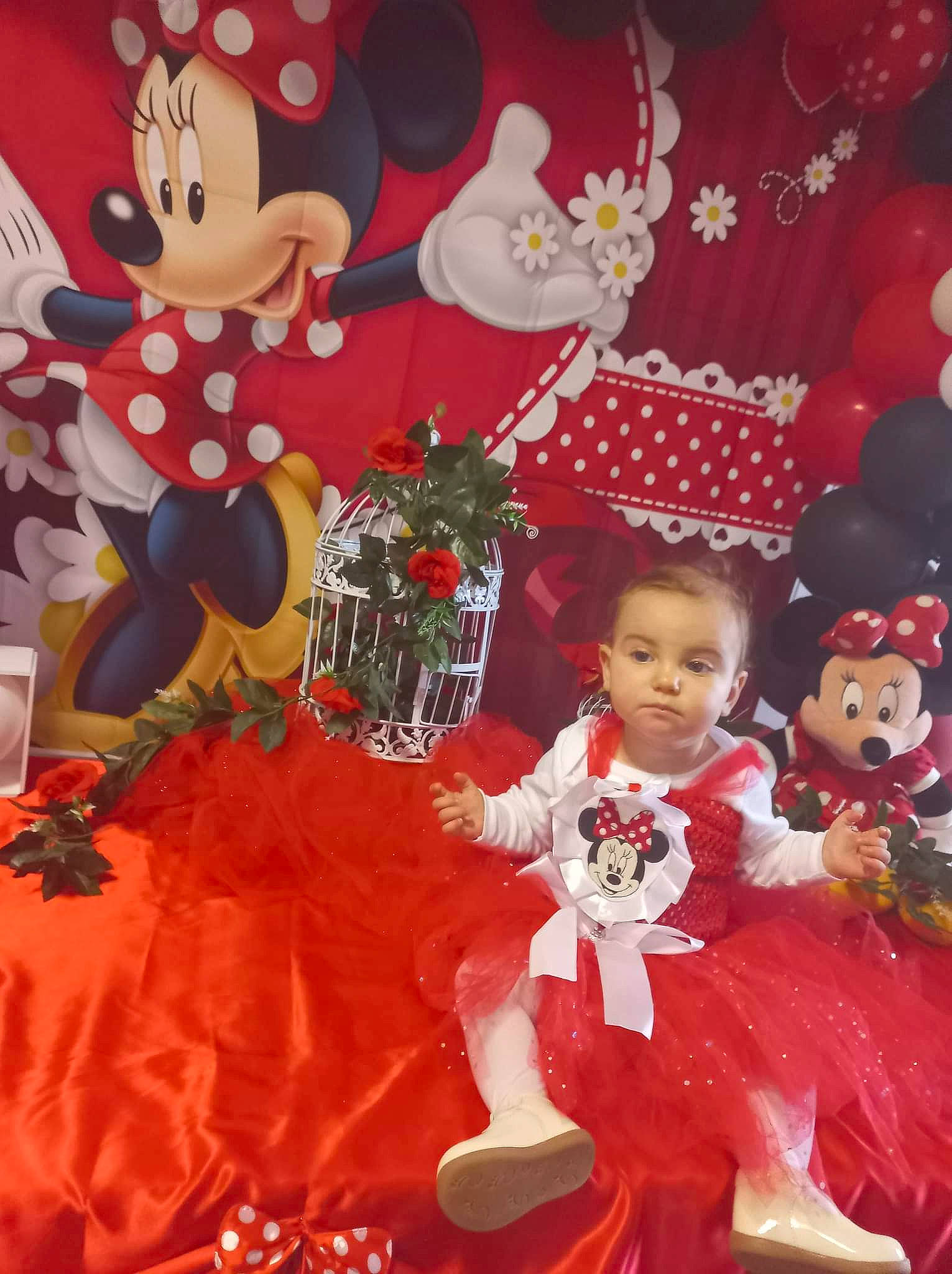 Maelya a rejoint le concours — aidez-le/la à gagner de superbes lots ! christmas, christmas_decoration, christmas_eve, christmas_ornament, decoration, dress, event, fictional_character, fun, happy, holiday, mammal, person, pink, plant, red, room, santa_claus, snapshot, textile