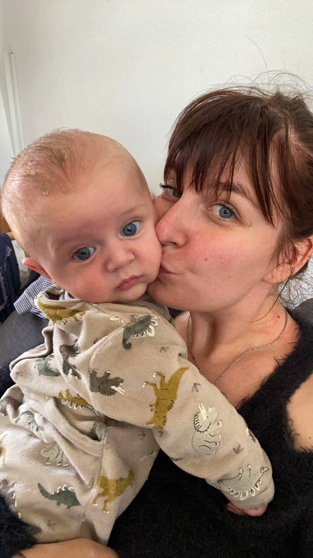 Louis participe au concours pour gagner de l'argent avec cette photo : baby, cheek, chin, drinkware, ear, eye, eyelash, face, facial_expression, gesture, hairstyle, happy, head, iris, kiss, lip, mouth, nose, person, skin