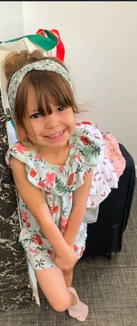 Tatya participe au concours pour gagner de l'argent avec cette photo : bangs, brown_hair, child, event, eyelash, facial_expression, fashion_accessory, hair_accessory, hairstyle, happy, headgear, headpiece, iris, joy, pattern, person, pink, skin, sleeve, smile