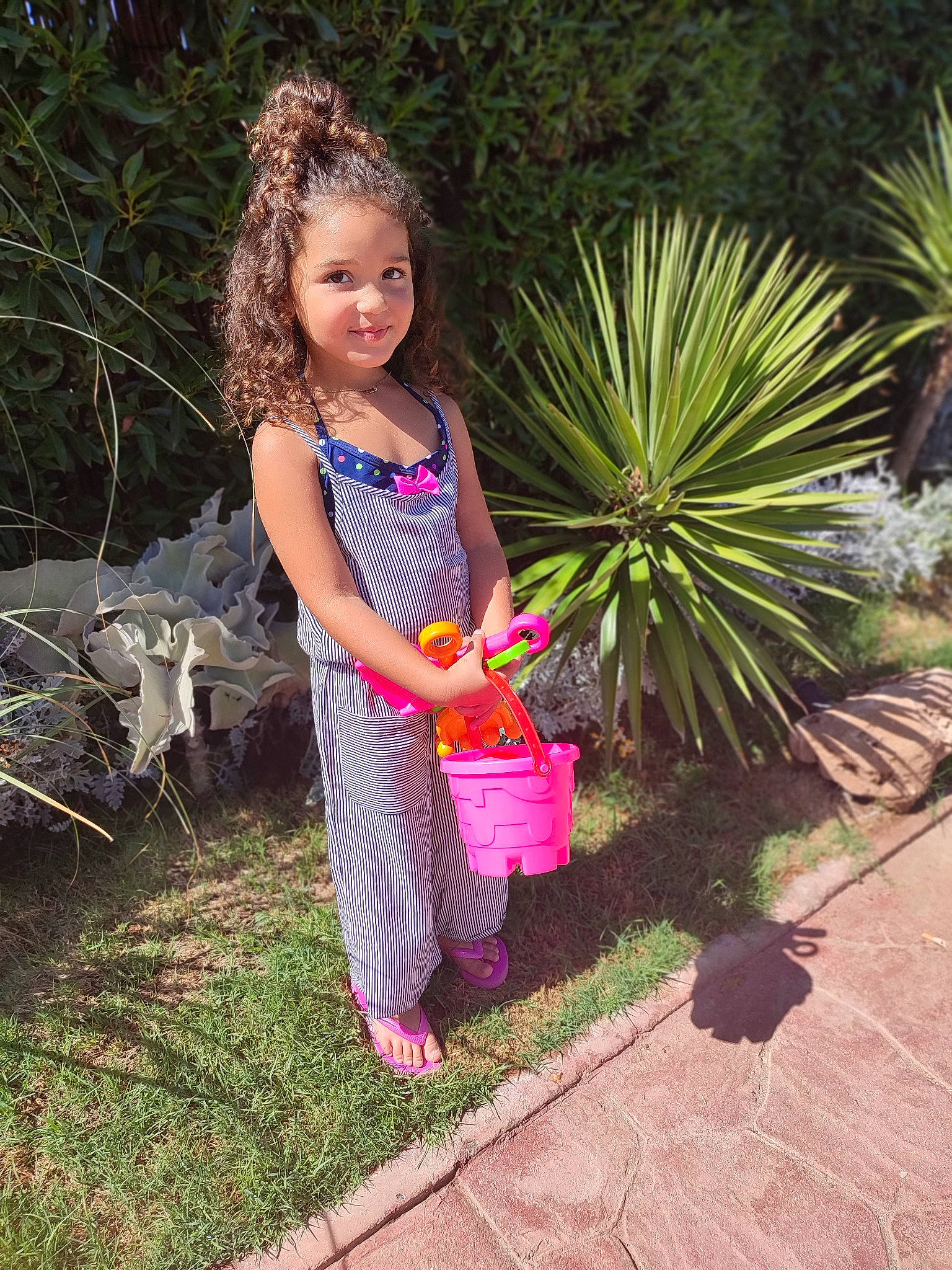 Jennah participe au concours pour gagner de l'argent avec cette photo : adaptation, arecales, fruit, fun, garden, grass, grass_family, happy, joy, landscape, leaf, leisure, people_in_nature, person, pink, plant, sandal, shrub, smile, terrestrial_plant
