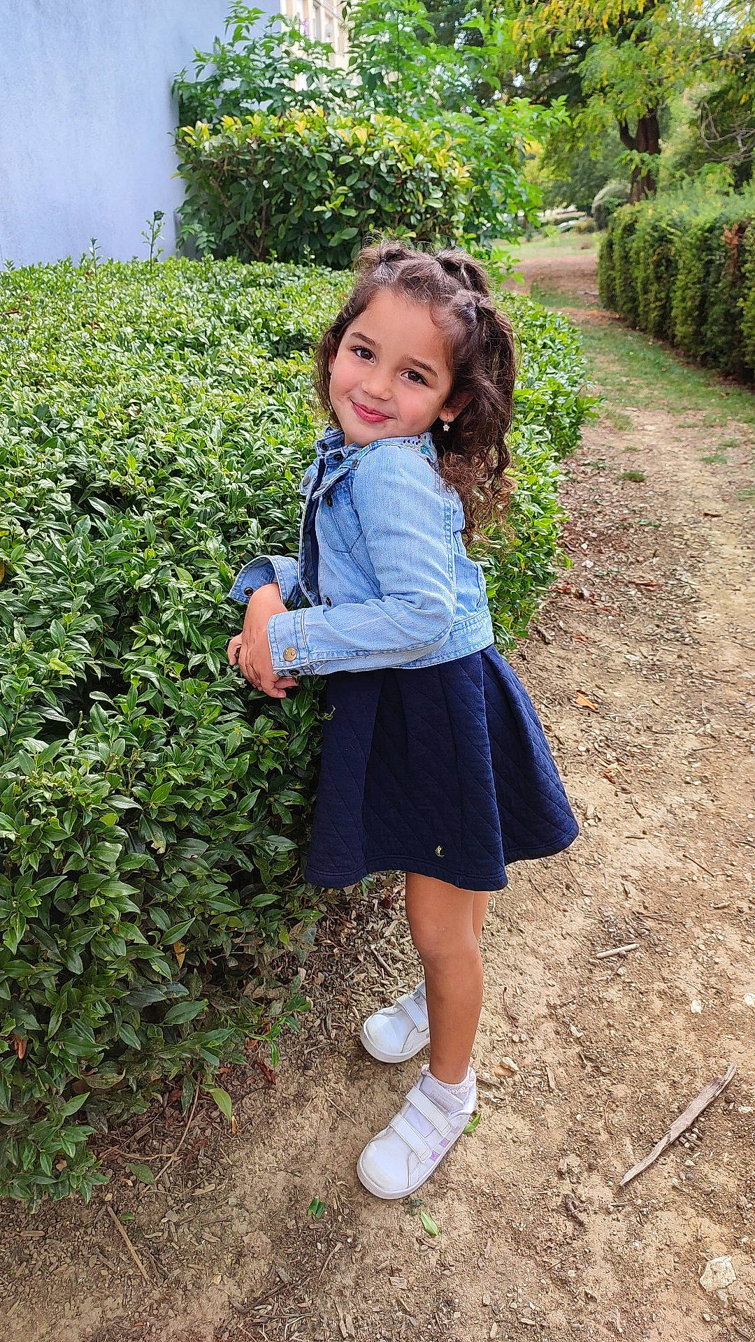 Jennah a rejoint le concours — aidez-le/la à gagner de superbes lots ! clothing, day_dress, denim, electric_blue, formal_wear, grass, happy, joy, long_hair, pattern, people_in_nature, person, plaid, plant, school_uniform, shoe, sleeve, smile, sneakers, toddler