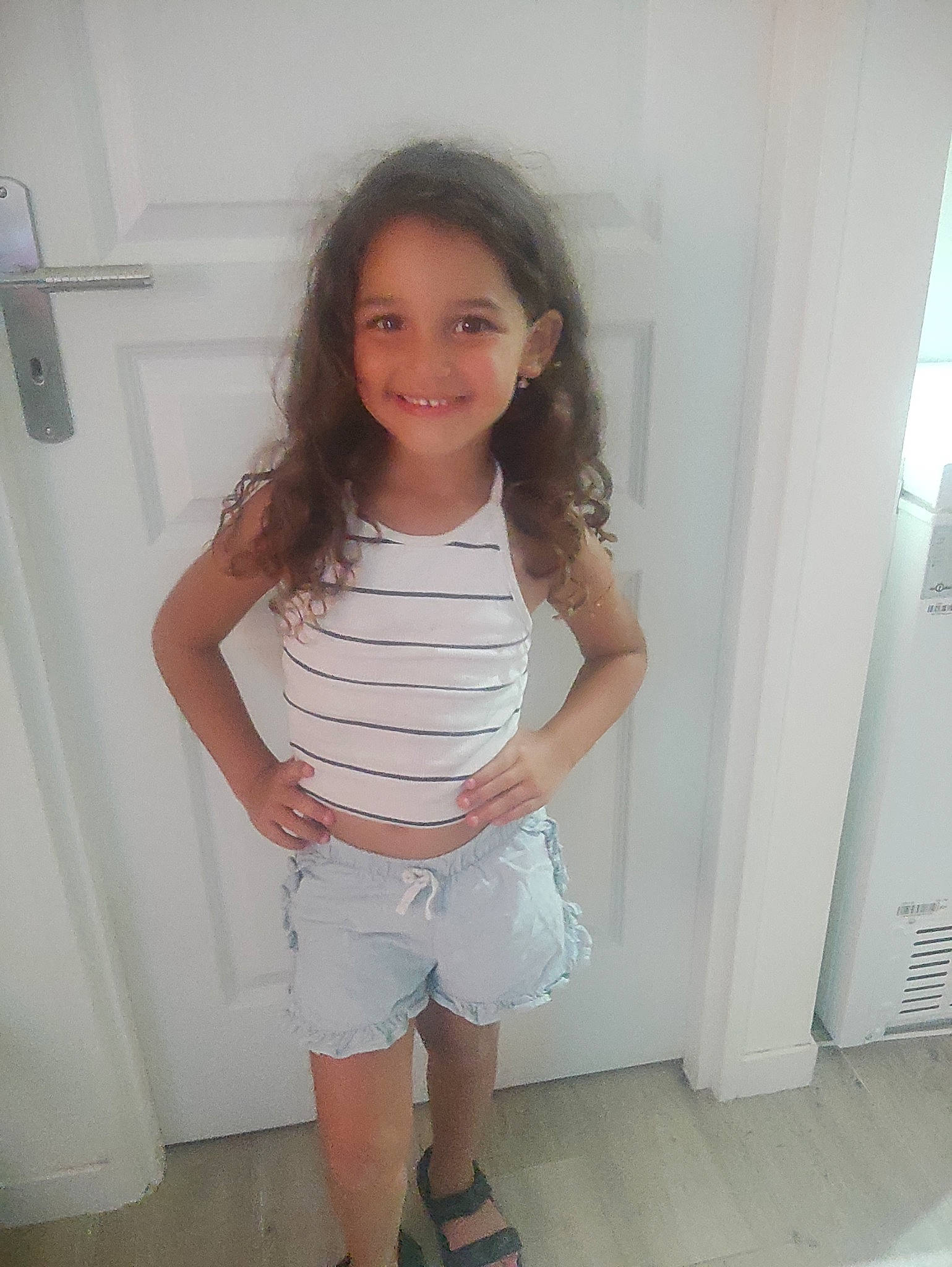 Jennah a rejoint le concours — aidez-le/la à gagner de superbes lots ! baby_toddler_clothing, elbow, face, fashion_design, flooring, hair, hairstyle, happy, human_leg, joy, knee, leg, pattern, person, shorts, sleeve, smile, t_shirt, thigh, thumb