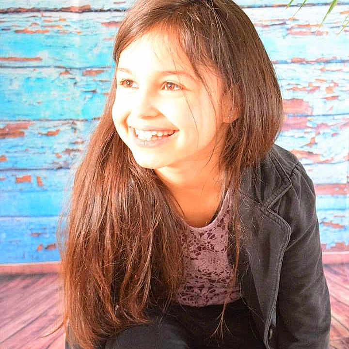 Emma participe au concours pour gagner de l'argent avec cette photo : beauty, brown_hair, child, face, facial_expression, fun, hair, hairstyle, happy, joy, laugh, lip, long_hair, neck, person, photography, sitting, smile, vacation