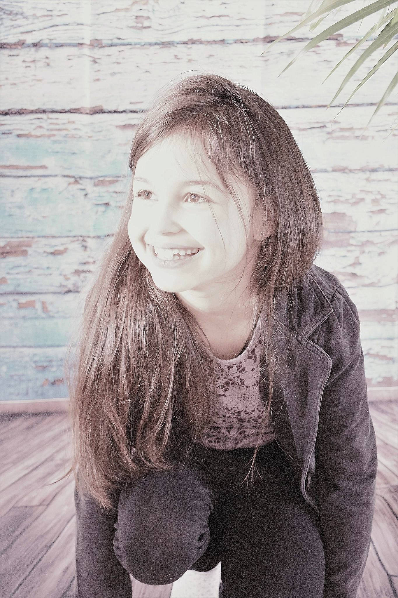 Emma participe au concours pour gagner de l'argent avec cette photo : beauty, black, black_and_white, eye, face, facial_expression, hair, hairstyle, head, joy, lip, long_hair, monochrome, monochrome_photography, nose, organ, person, photograph, photography, smile