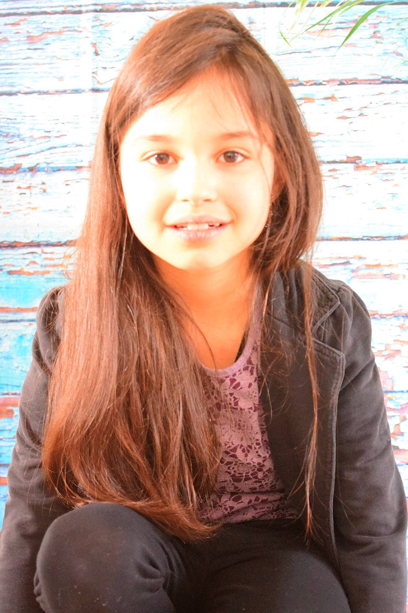 Emma a rejoint le concours — aidez-le/la à gagner de superbes lots ! beauty, blond, brown_hair, child, child_model, chin, face, hair, hair_coloring, hairstyle, happy, joy, layered_hair, lip, long_hair, person, photography, portrait, portrait_photography, sitting