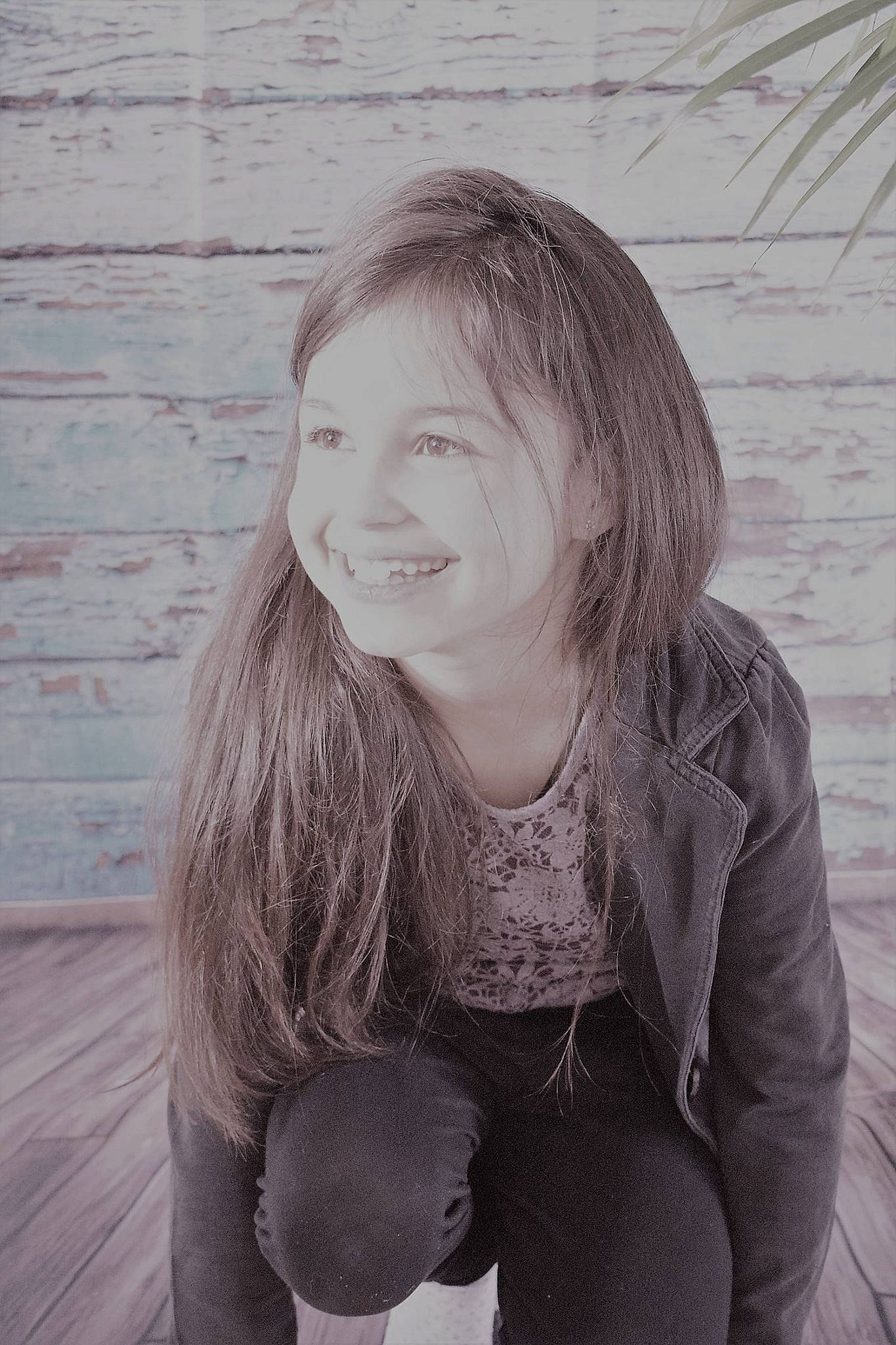 Emma participe au concours pour gagner de l'argent avec cette photo : beauty, black, black_and_white, child, eye, face, facial_expression, fun, hair, head, joy, lip, long_hair, monochrome, monochrome_photography, nose, person, photograph, photography, portrait