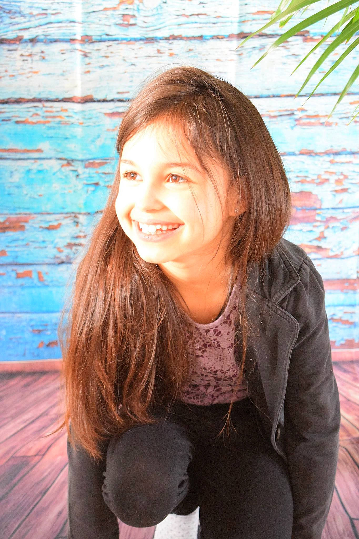 Emma participe au concours pour gagner de l'argent avec cette photo : beauty, brown_hair, child, chin, eye, face, facial_expression, fun, hair, hairstyle, happy, joy, lip, long_hair, person, photography, pink, sitting, skin, smile