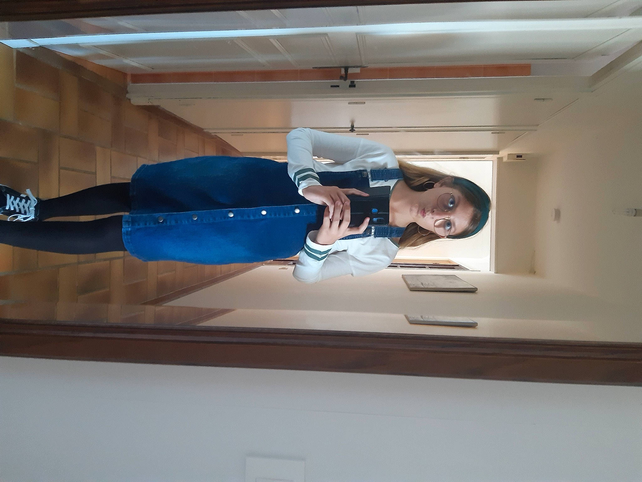 Annabelle a rejoint le concours — aidez-le/la à gagner de superbes lots ! ceiling, comfort, denim, elbow, electric_blue, flooring, glass, hat, human_leg, knee, person, room, sleeve, wood, wrist