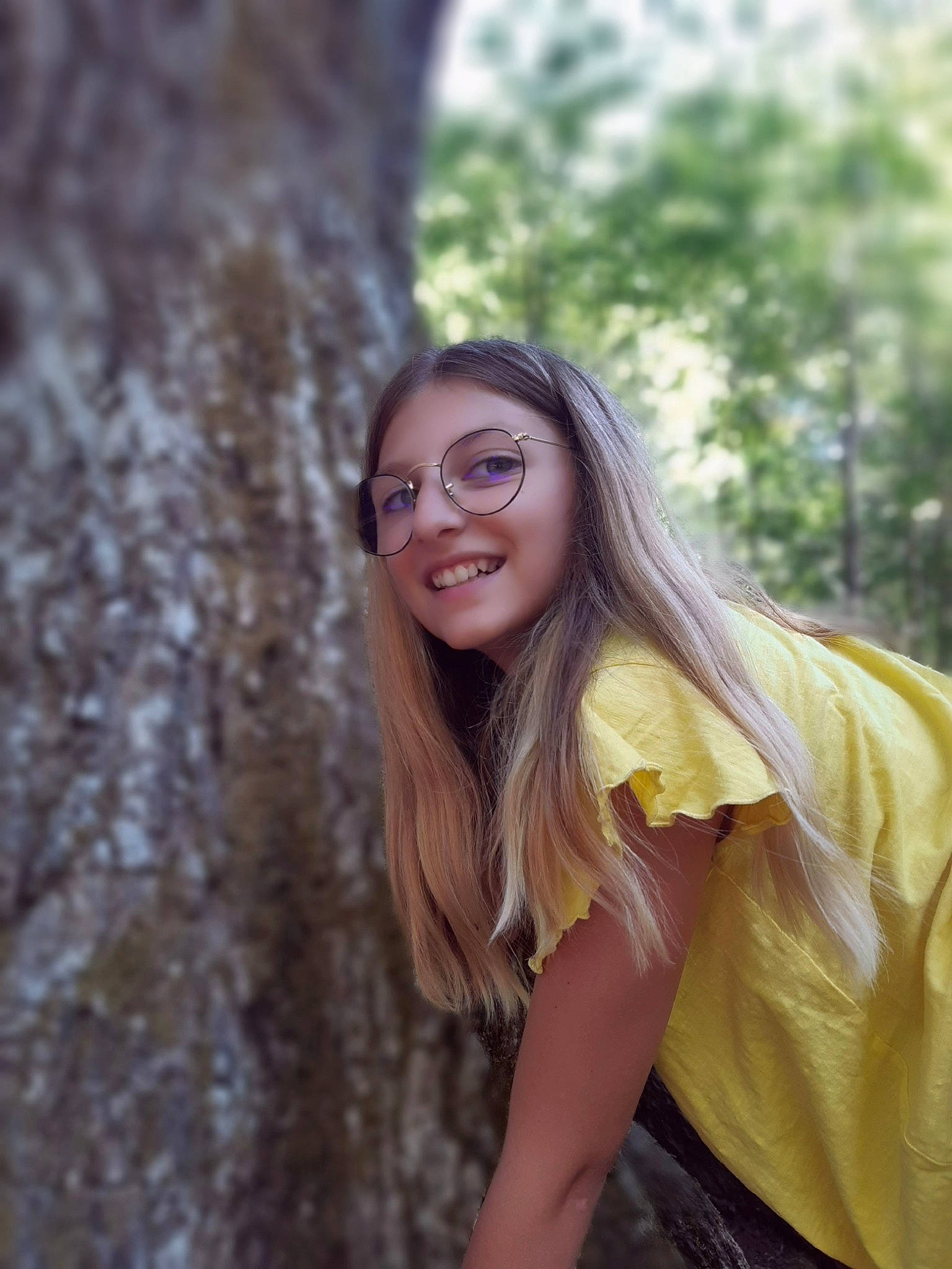 Annabelle a rejoint le concours — aidez-le/la à gagner de superbes lots ! brown_hair, eyewear, fawn, flash_photography, forest, glasses, grass, happy, joy, leisure, long_hair, people_in_nature, person, plant, smile, sunglasses, tree, trunk, vision_care, wood