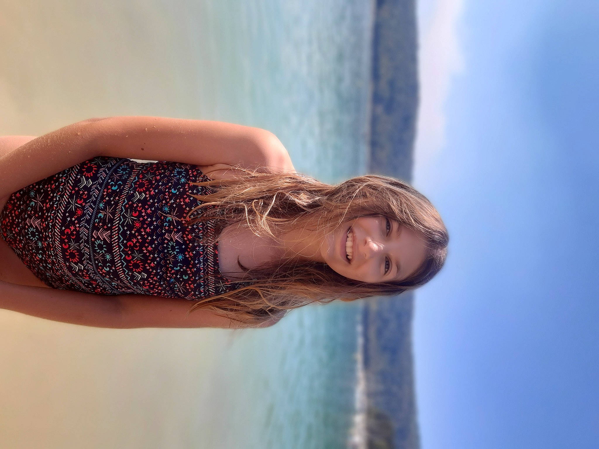 Annabelle participe au concours pour gagner de l'argent avec cette photo : arm, cloud, dress, elbow, eye, flash_photography, grey, hair, hairstyle, hand, head, human_body, joint, joy, neck, person, shoulder, sky, sleeve, smile