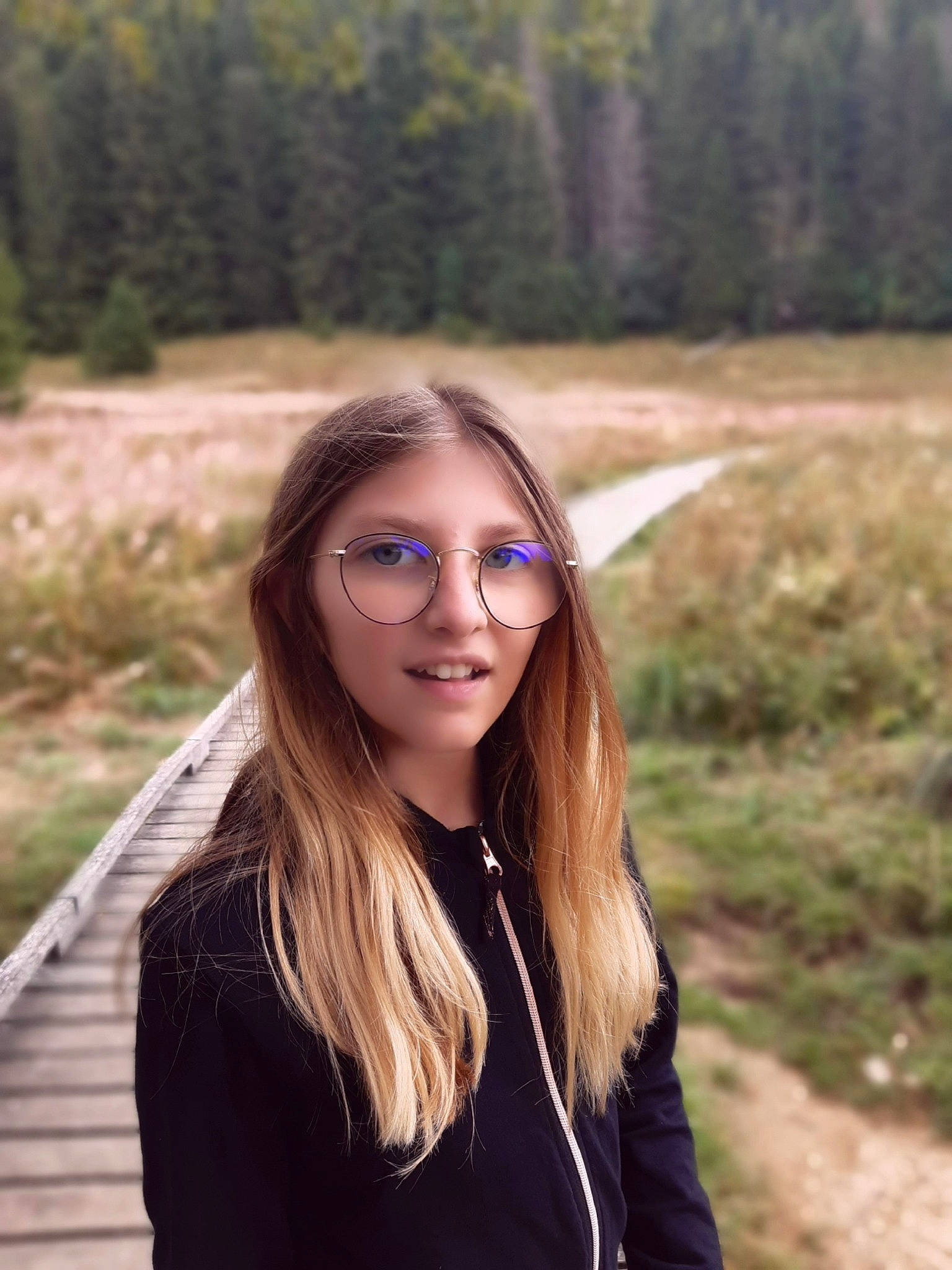 Annabelle participe au concours pour gagner de l'argent avec cette photo : black_hair, eyewear, flash_photography, glasses, grass, happy, landscape, layered_hair, lip, long_hair, nature, outerwear, people_in_nature, person, plant, shoulder, smile, sunglasses, tree, vision_care