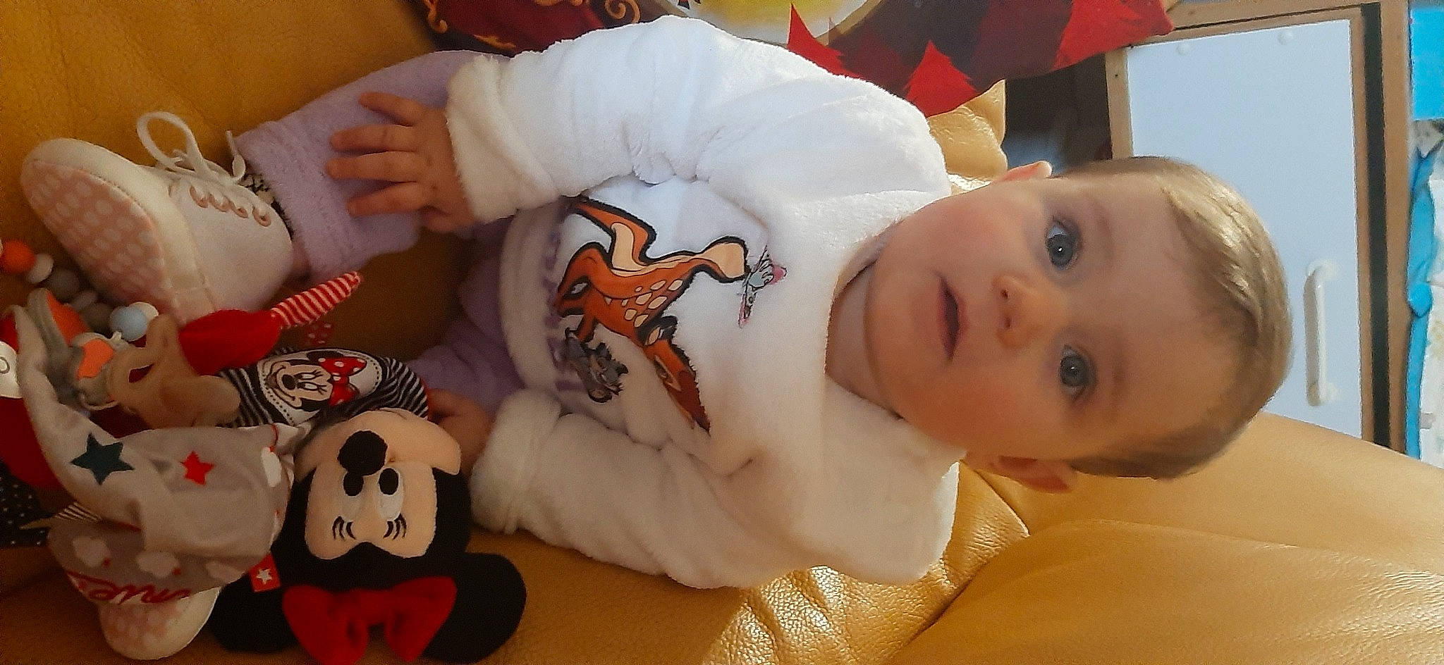 Lou-ann a rejoint le concours — aidez-le/la à gagner de superbes lots ! baby, baby_toddler_clothing, carmine, cheek, child, comfort, facial_expression, happy, linens, mouth, orange, person, plush, room, skin, sleeve, stuffed_toy, surprise, textile, toddler