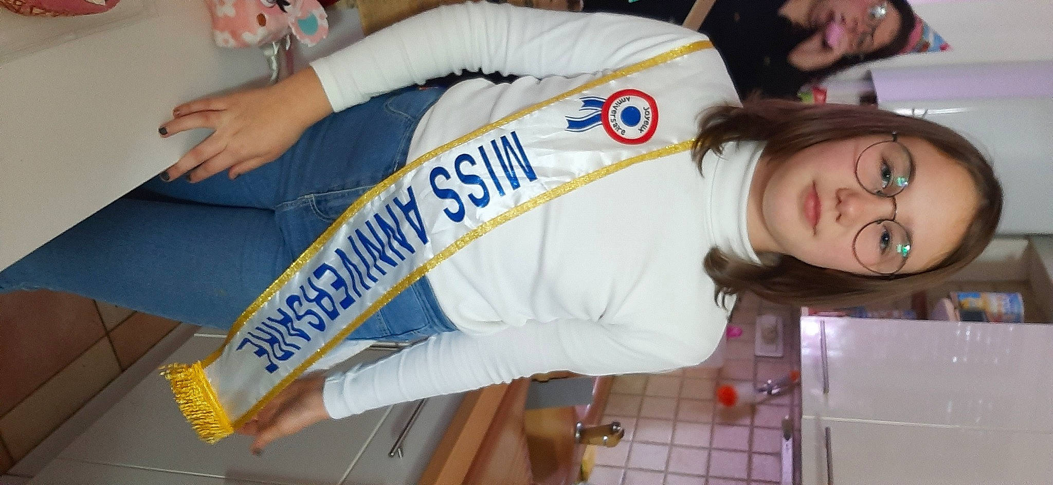 Lea participe au concours pour gagner de l'argent avec cette photo : elbow, electric_blue, fun, human_leg, knee, person, sleeve, sports_jersey, sports_uniform, sportswear, thigh, throat, uniform, white, wrist