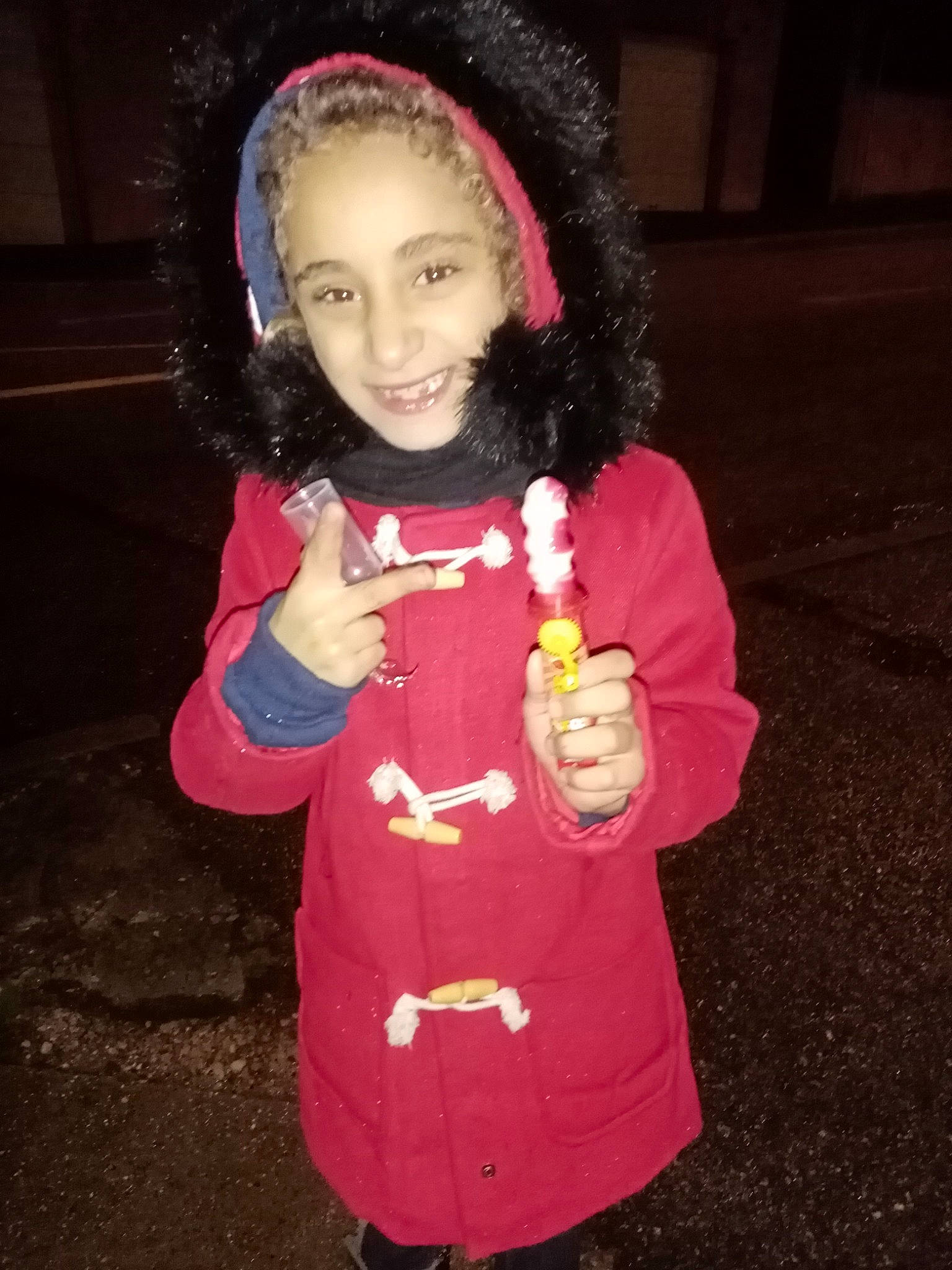 Warda participe au concours pour gagner de l'argent avec cette photo : afro, beanie, costume, finger, gesture, hair_accessory, ice_cream, jheri_curl, joy, lip, person, ringlet, thumb, tooth