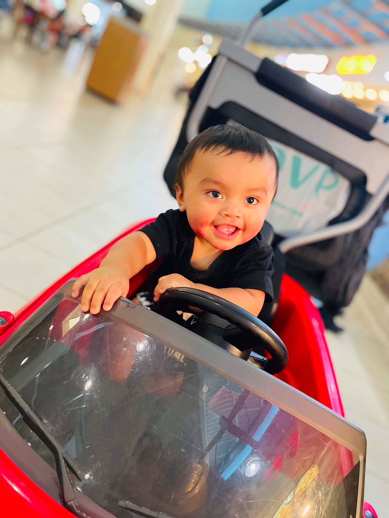 Efrain is registered to the contest to win money with this photo: automotive_design, automotive_exterior, automotive_lighting, automotive_tire, bumper, car, fun, happy, hood, leisure, motor_vehicle, person, photograph, smile, snapshot, t_shirt, toddler, travel, trunk, vehicle